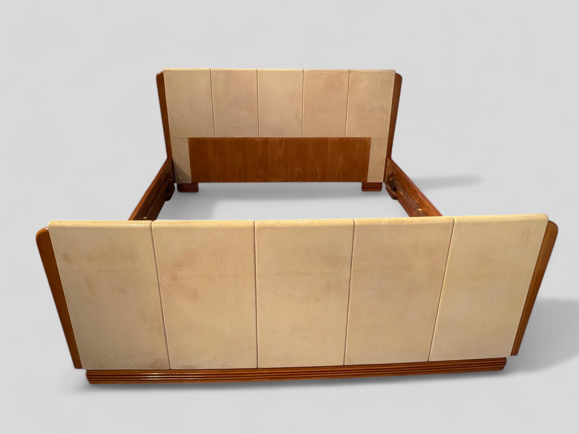Cama italiana en pergamino de cerezo de mediados de siglo de Osvaldo Borsani, años 50 en venta 1