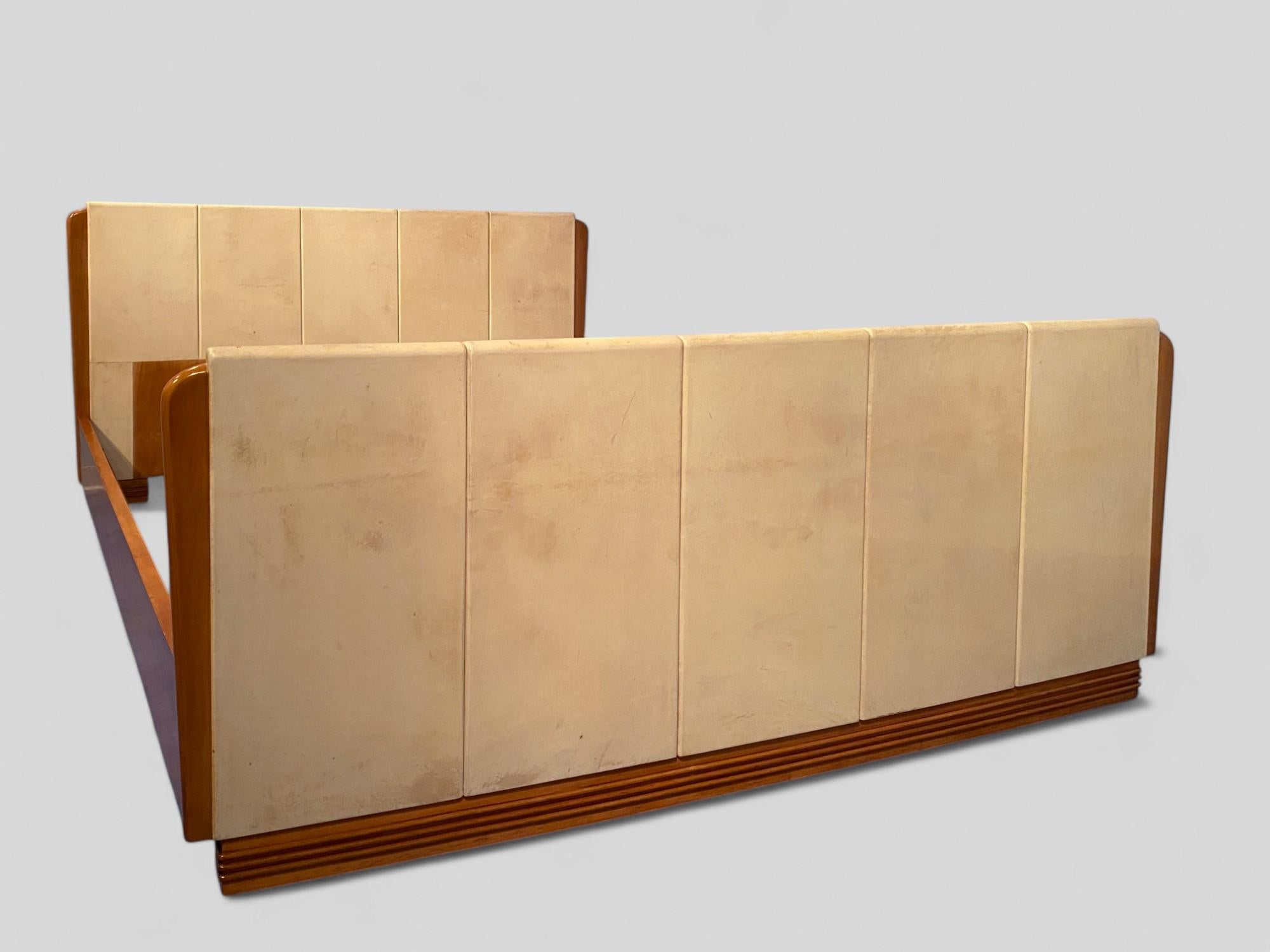 Cama italiana en pergamino de cerezo de mediados de siglo de Osvaldo Borsani, años 50 en venta 6