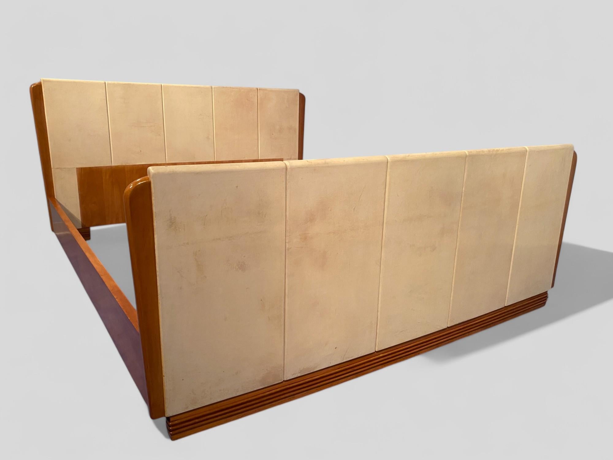 Cama italiana en pergamino de cerezo de mediados de siglo de Osvaldo Borsani, años 50 en venta 10