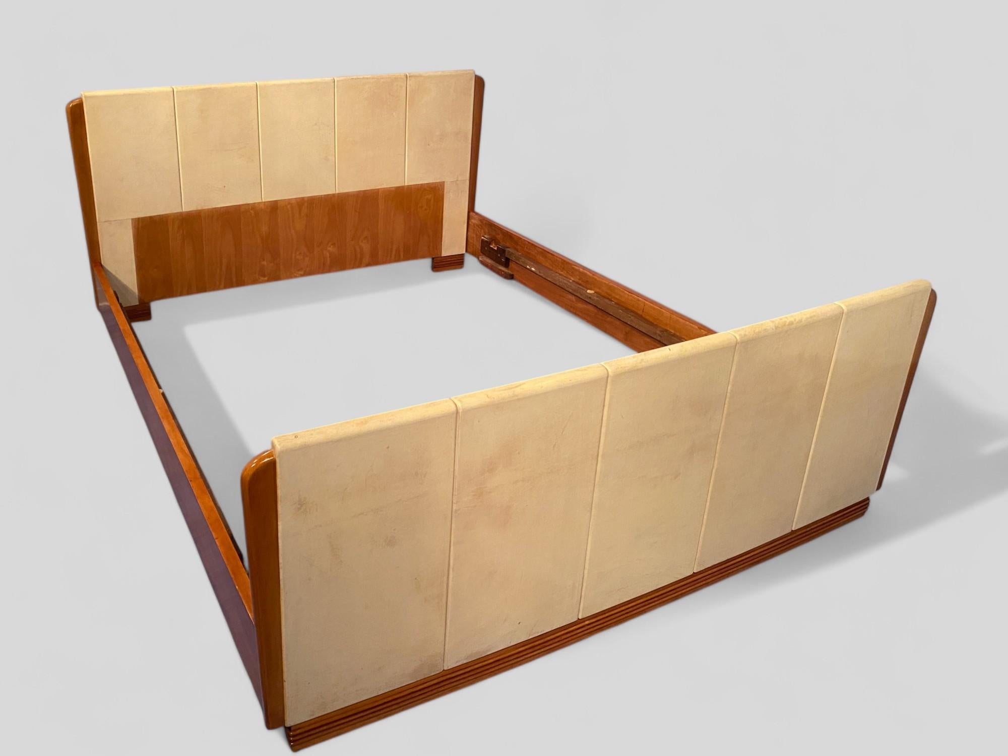Cama italiana en pergamino de cerezo de mediados de siglo de Osvaldo Borsani, años 50 en venta 7