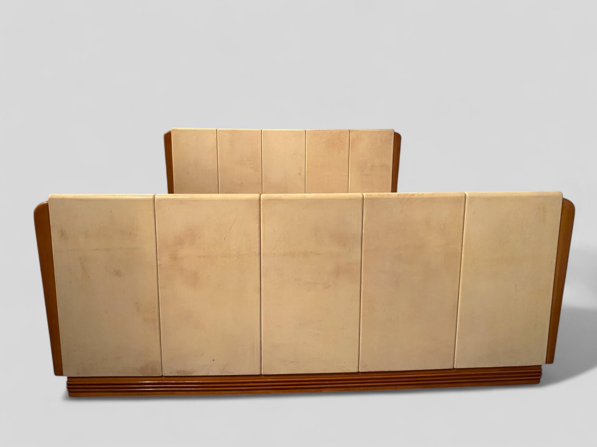 Cama italiana en pergamino de cerezo de mediados de siglo de Osvaldo Borsani, años 50 en venta 11