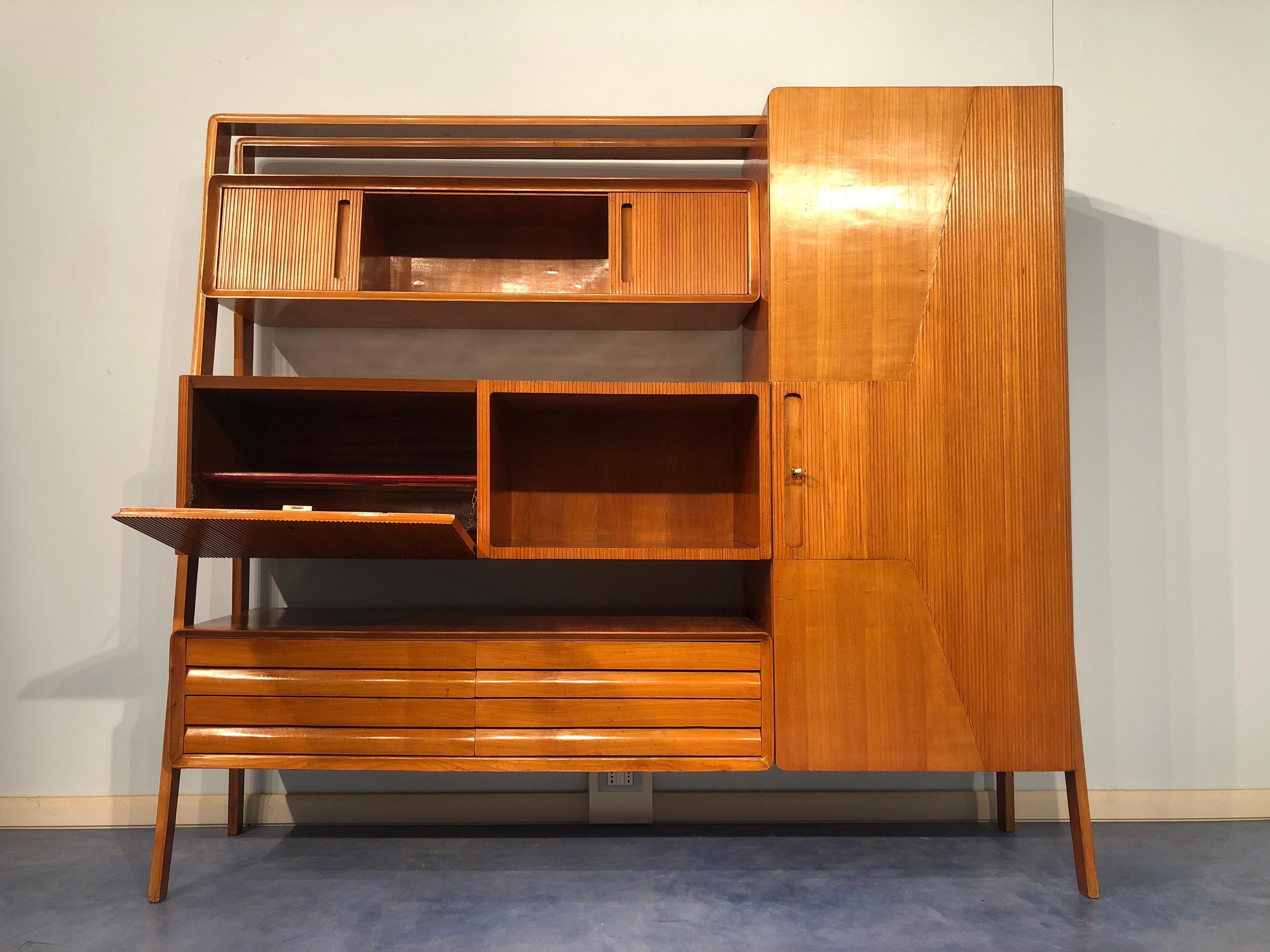 Italian sideboard in cherrywood by La Permanente Mobili di Cantù, 1950s.
Warmth and elegance are typically Italian.
A wonderful solution for side supports, with a refined line, 