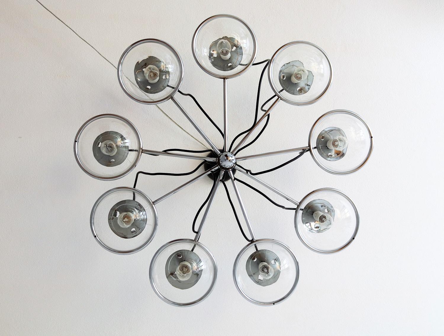 Big chandelier with nine-glass globes on chrome lamp base.
Black ceiling rose and black wires.
Remind to the design from Gino Sarfatti.
Very good vintage and working condition.
Light spots and patina on the chrome, the glasses are without defect.