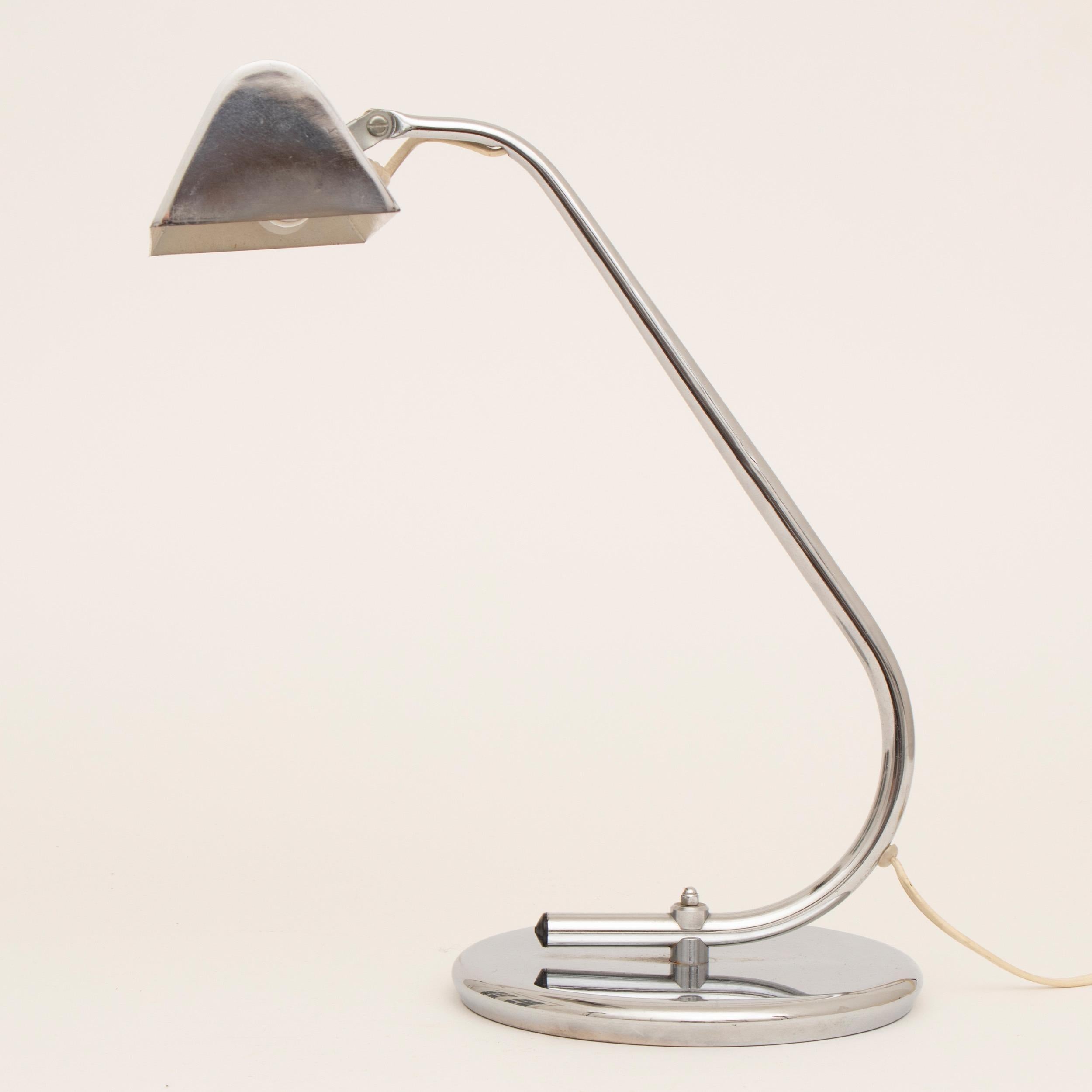 Midcentury bankers lamp in chrome with stylish curved stem and piviting reflector
Measures: H 42cm, W 27cm, D 33cm
Italy, circa 1960.