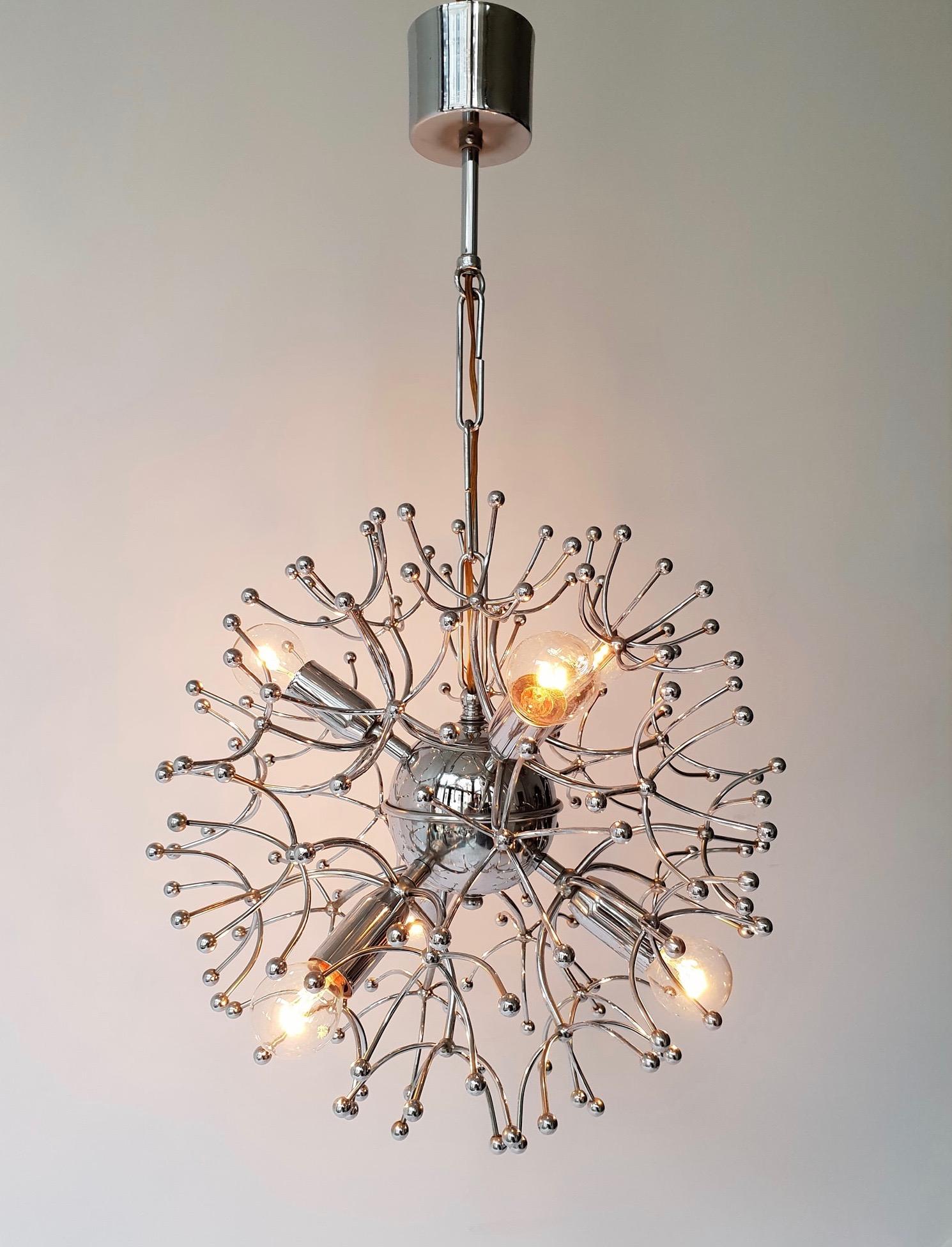 Italian midcentury chrome Sputnik chandelier by Sciolari.
Six light sockets/E14 fitting.
Measures: Diameter 38 cm.
Height 75 cm.
