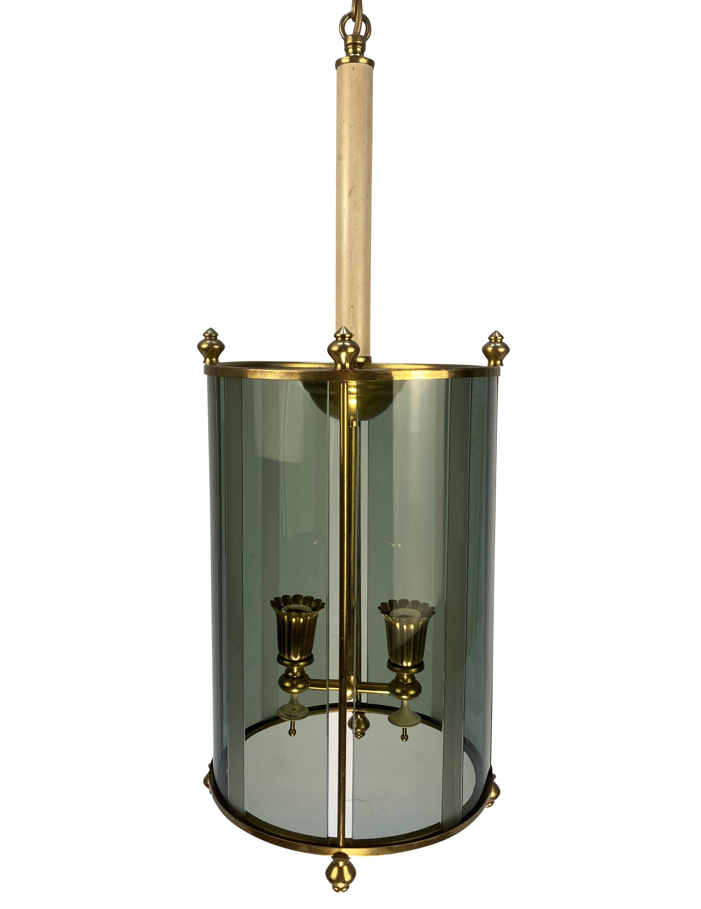 Lanterne circulaire italienne en laiton du milieu du siècle, au design inhabituel, avec des panneaux en verre incurvé vert fumé.
