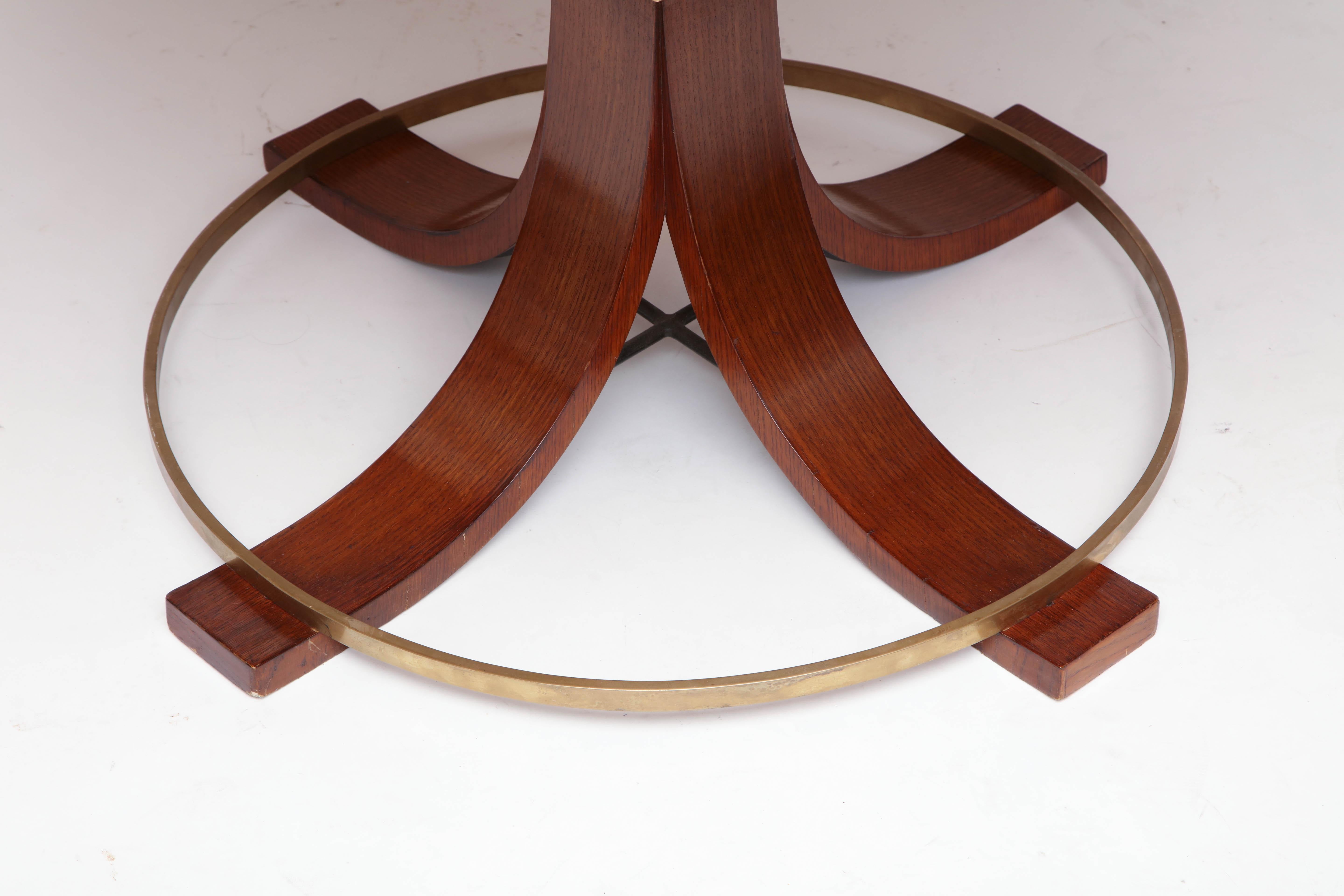 Italian Midcentury Circular Centre Table with Brass Stretcher, circa 1950 In Excellent Condition For Sale In New York, NY