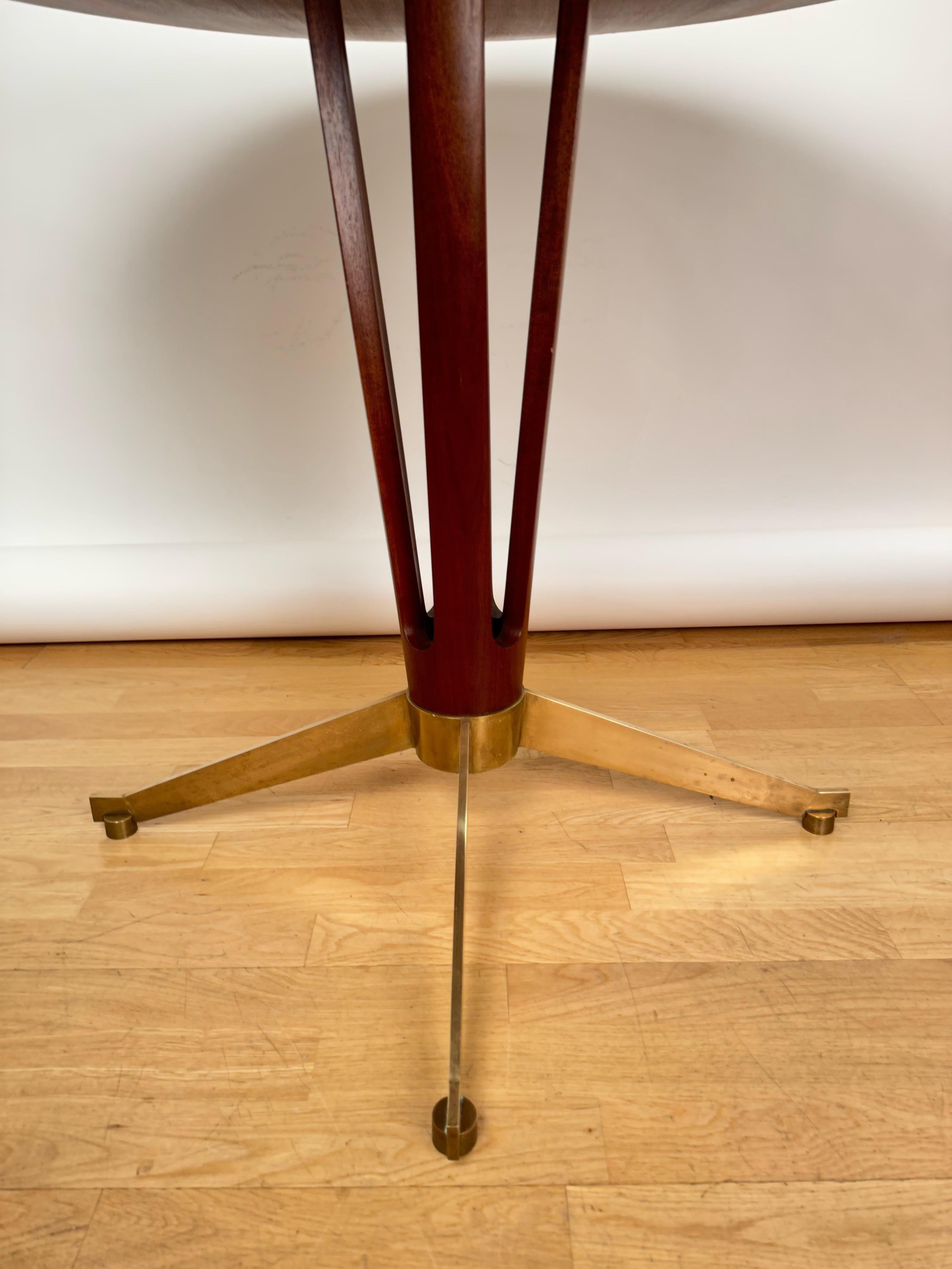 Italian Midcentury Circular Rosewood ans Brass Dining Table.1960 In Good Condition For Sale In Madrid, ES