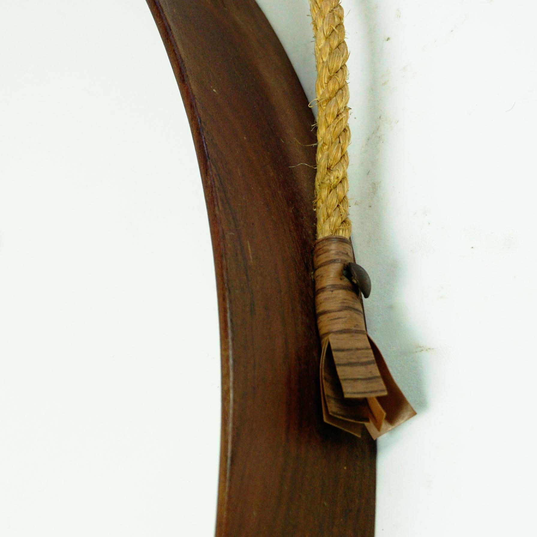 Metà XX secolo Specchio da parete circolare in teak e corda del Medioevo italiano in vendita