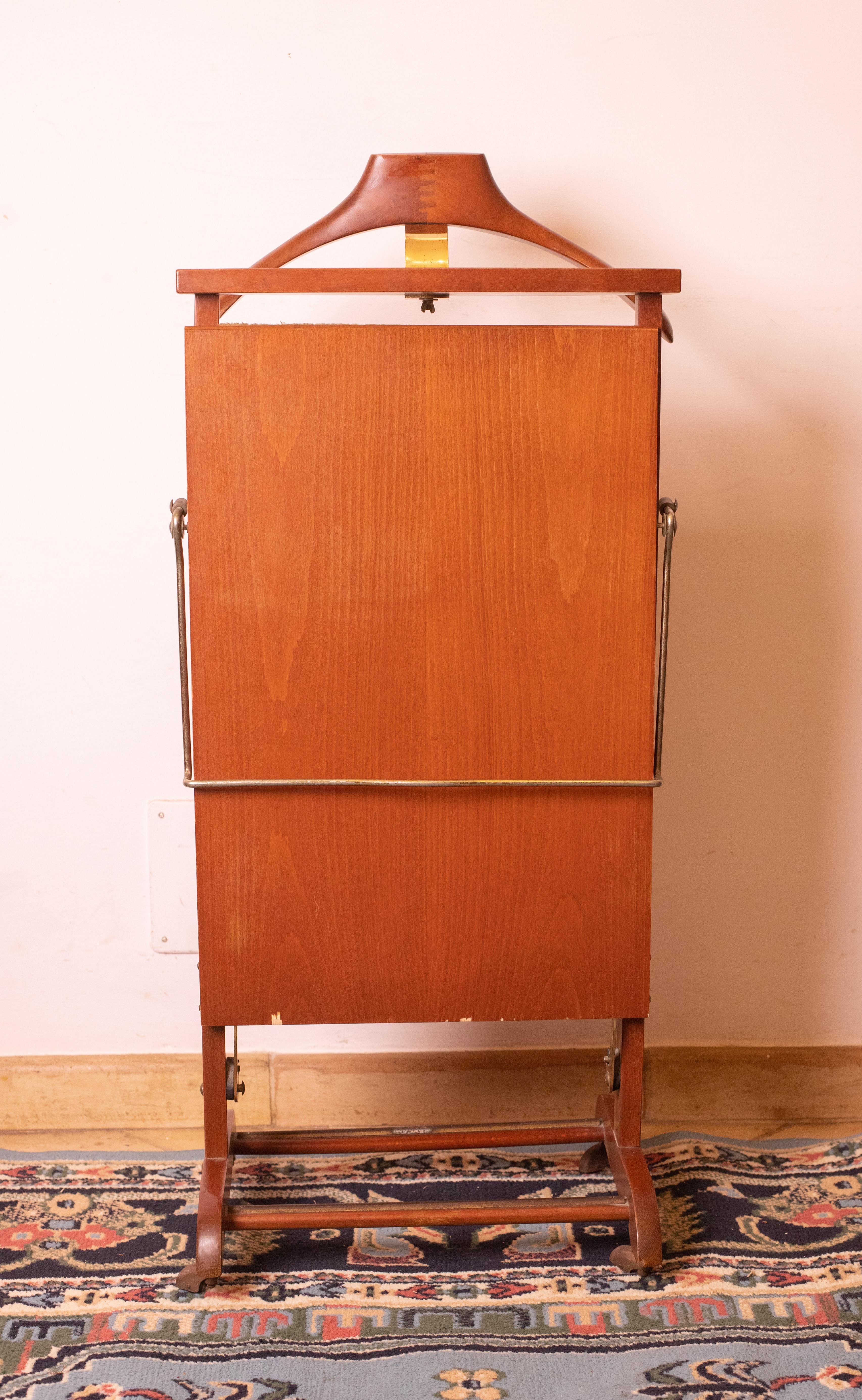 Beautiful coat stand and trouser press by Ico and Luisa Parisi for Fratelli Reguitti, Italy.
Executed in a beautiful lacquered walnut with brass inserts.
Visible brand and signature on the exterior.
This particular example rests on working