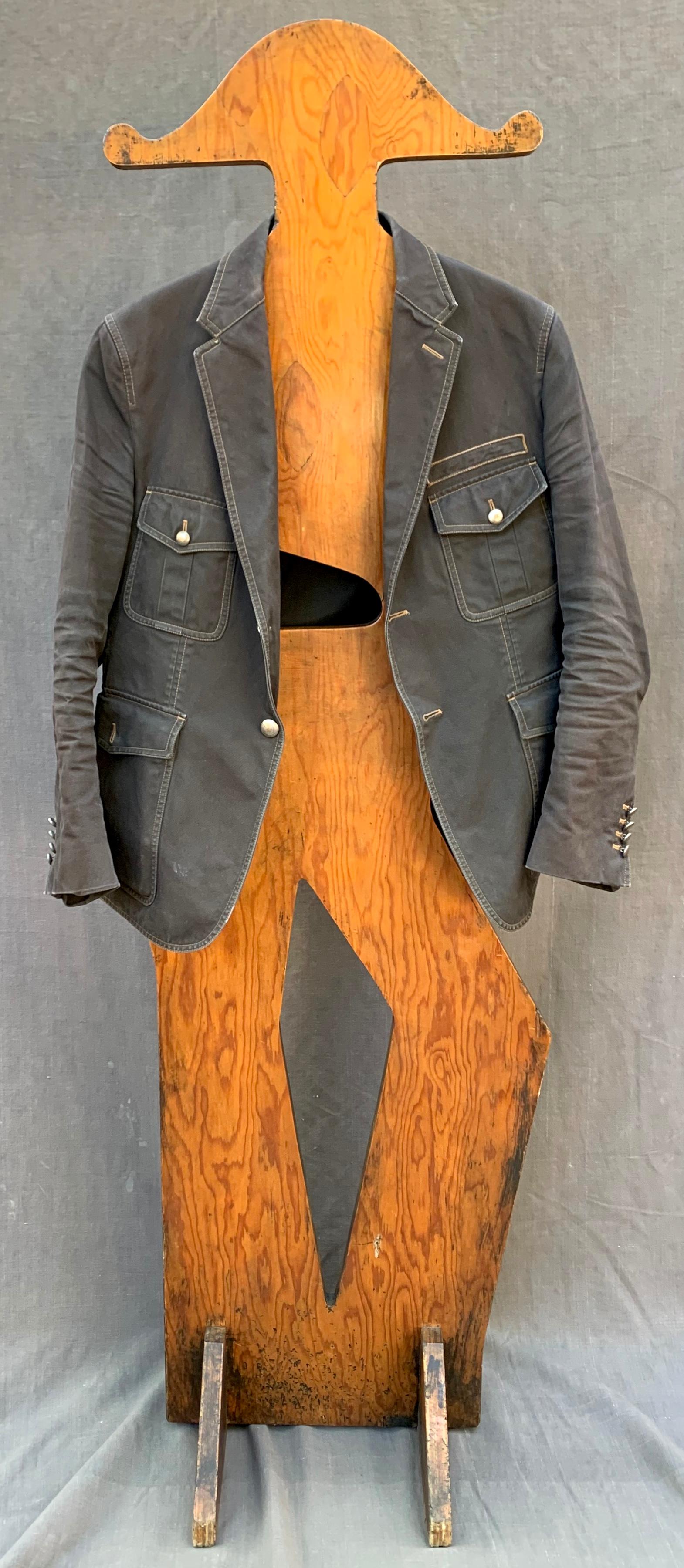 Italian midcentury clotheshorse. Picasso-esque figural lacquered and waxed wood “uomo morto” for hanging clothes: jacket, trousers, shirt, socks and tie. Modernist warm wood sculptural piece, Italy, circa 1950.
Dimensions: 19