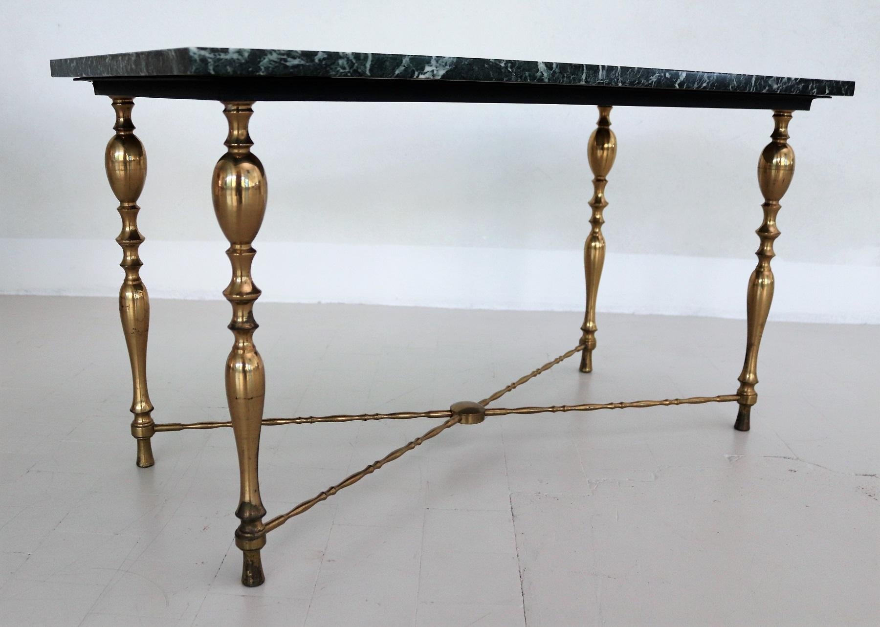 Table basse italienne du milieu du siècle avec plateau en marbre et base en laiton, années 1950 en vente 4
