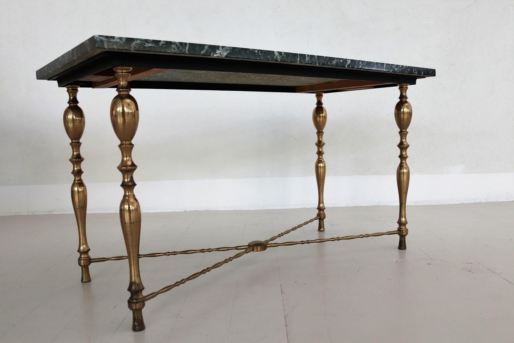 Table basse italienne du milieu du siècle avec plateau en marbre et base en laiton, années 1950 en vente 5
