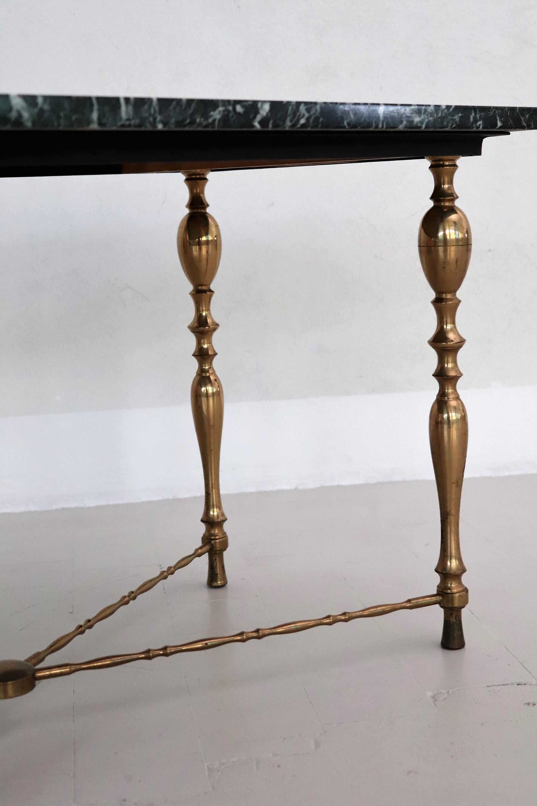 Table basse italienne du milieu du siècle avec plateau en marbre et base en laiton, années 1950 en vente 7