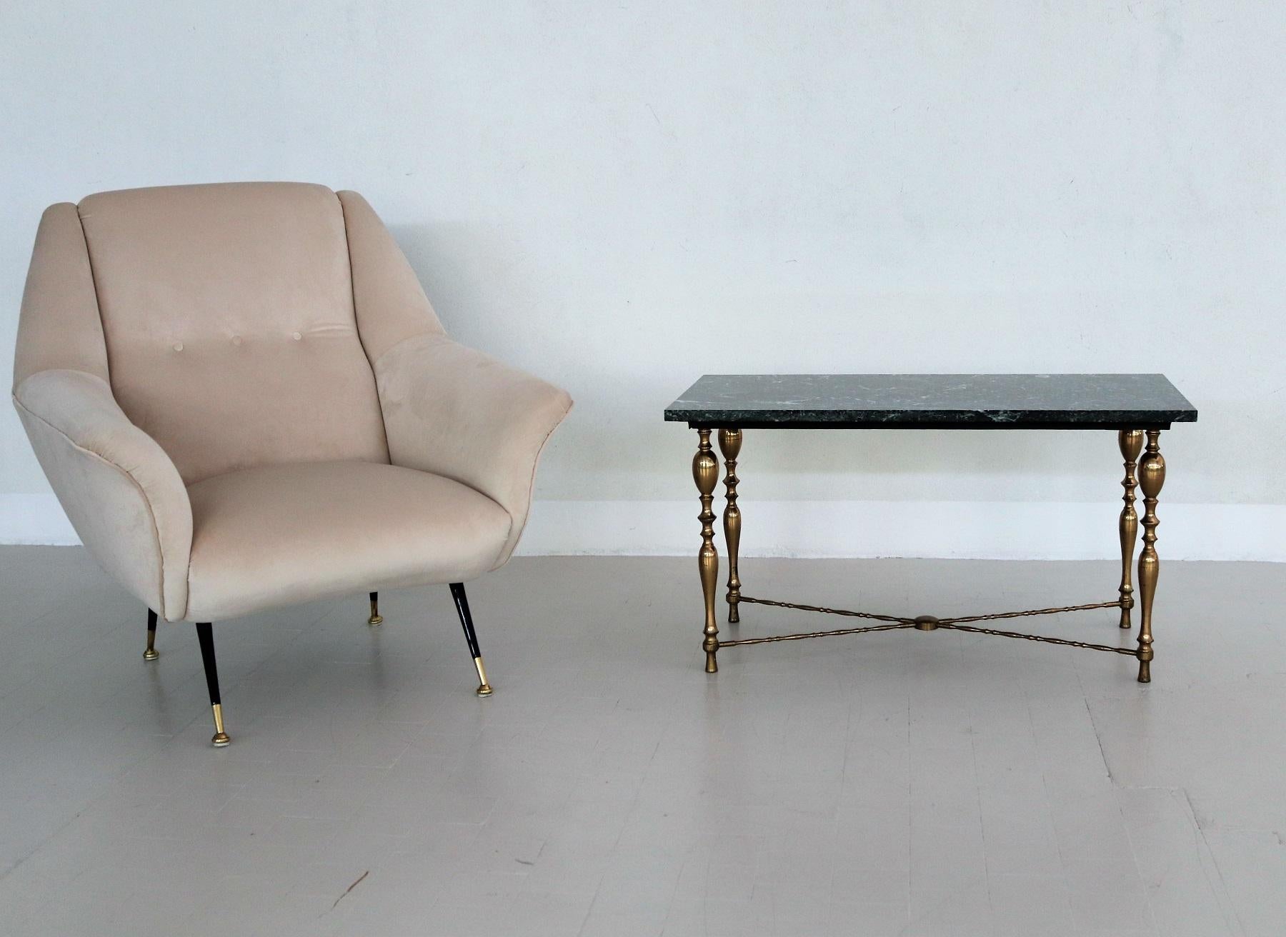 Table basse italienne du milieu du siècle avec plateau en marbre et base en laiton, années 1950 Bon état - En vente à Morazzone, Varese