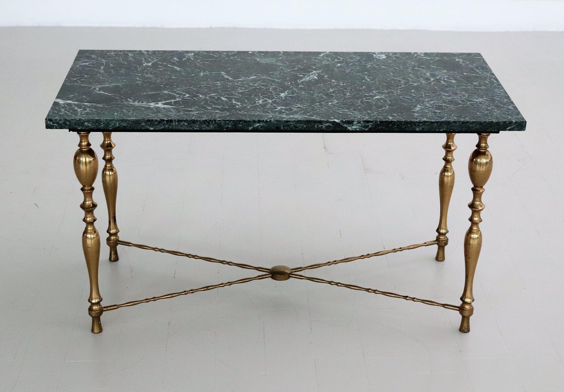 Milieu du XXe siècle Table basse italienne du milieu du siècle avec plateau en marbre et base en laiton, années 1950 en vente