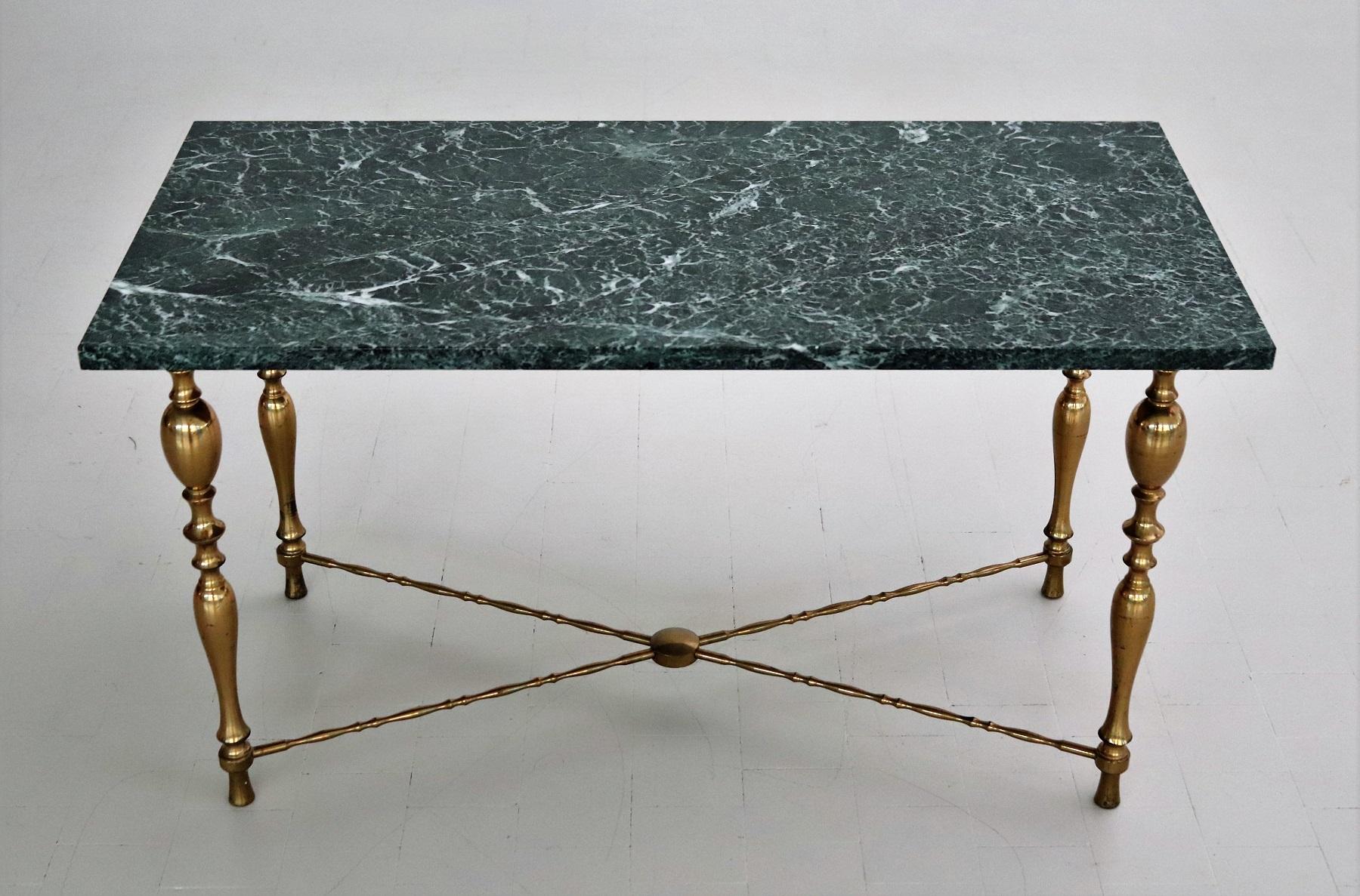 Laiton Table basse italienne du milieu du siècle avec plateau en marbre et base en laiton, années 1950 en vente