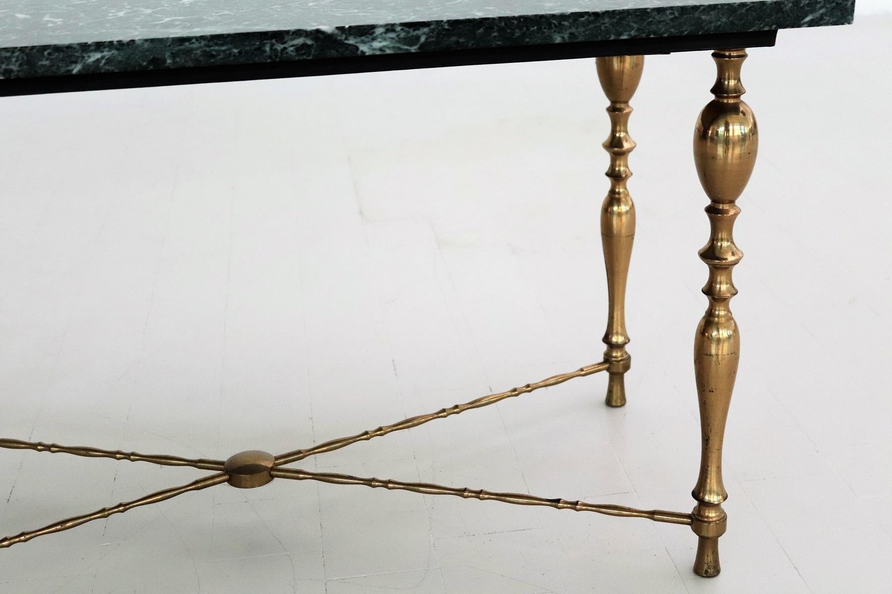 Table basse italienne du milieu du siècle avec plateau en marbre et base en laiton, années 1950 en vente 1