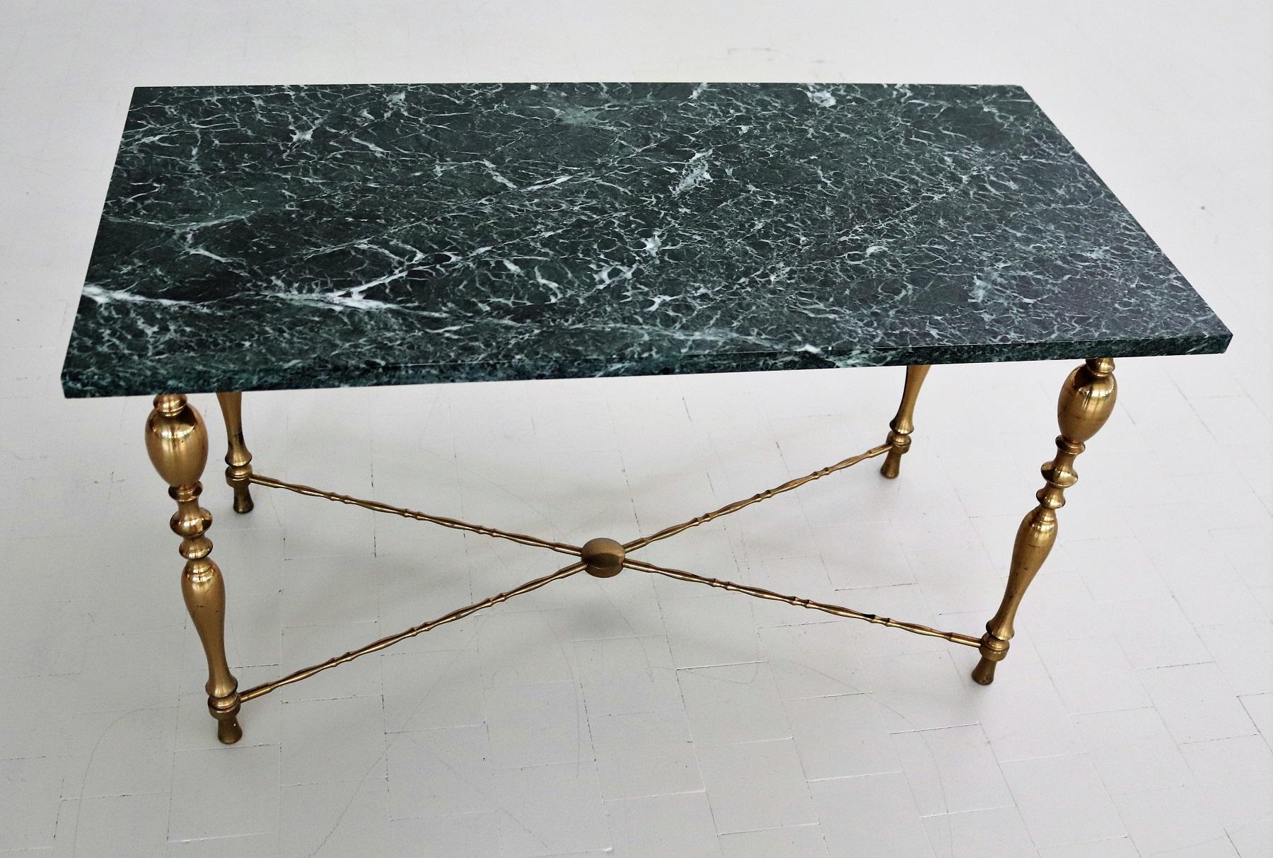 Table basse italienne du milieu du siècle avec plateau en marbre et base en laiton, années 1950 en vente 2