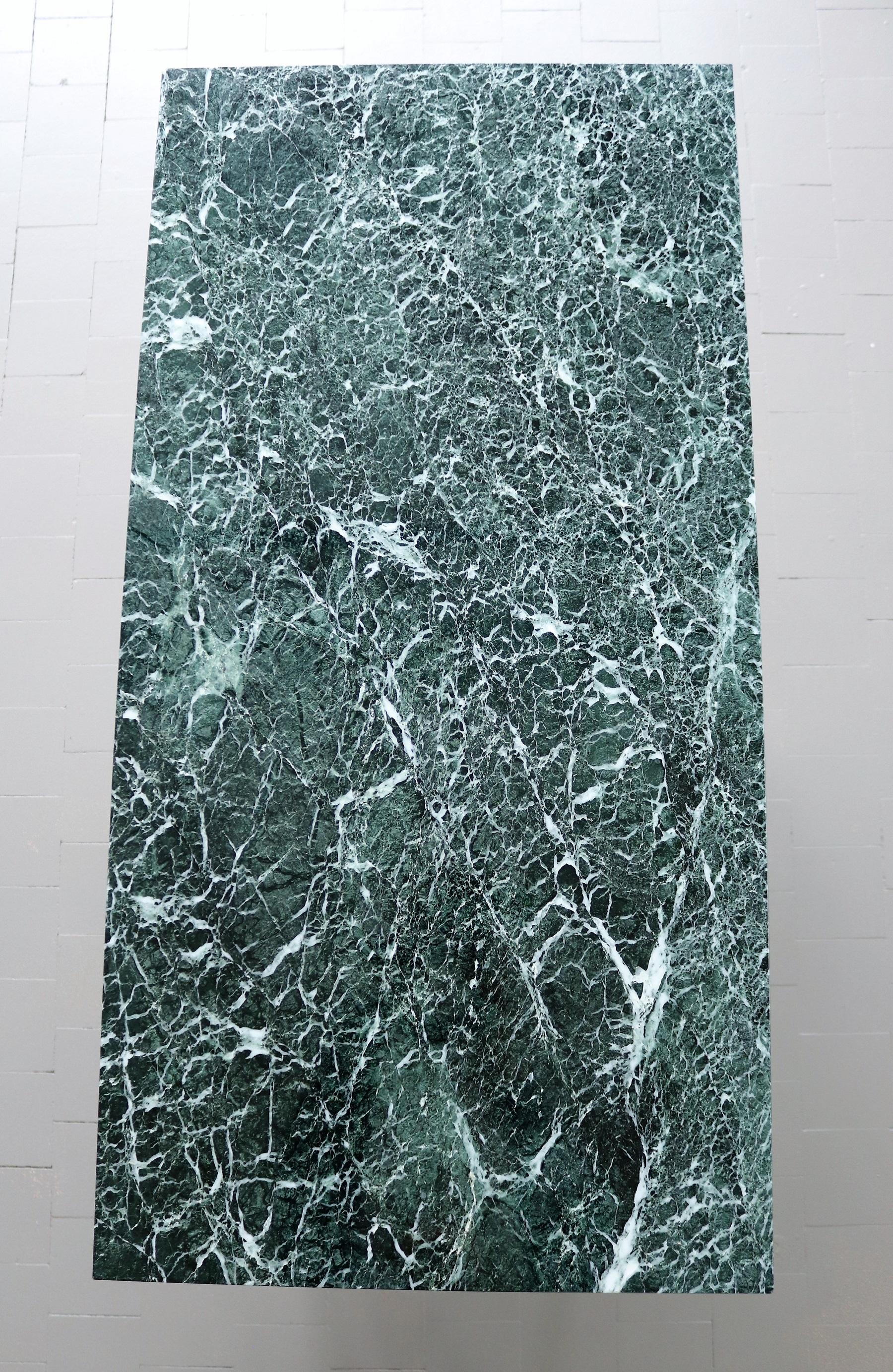 Table basse italienne du milieu du siècle avec plateau en marbre et base en laiton, années 1950 en vente 3