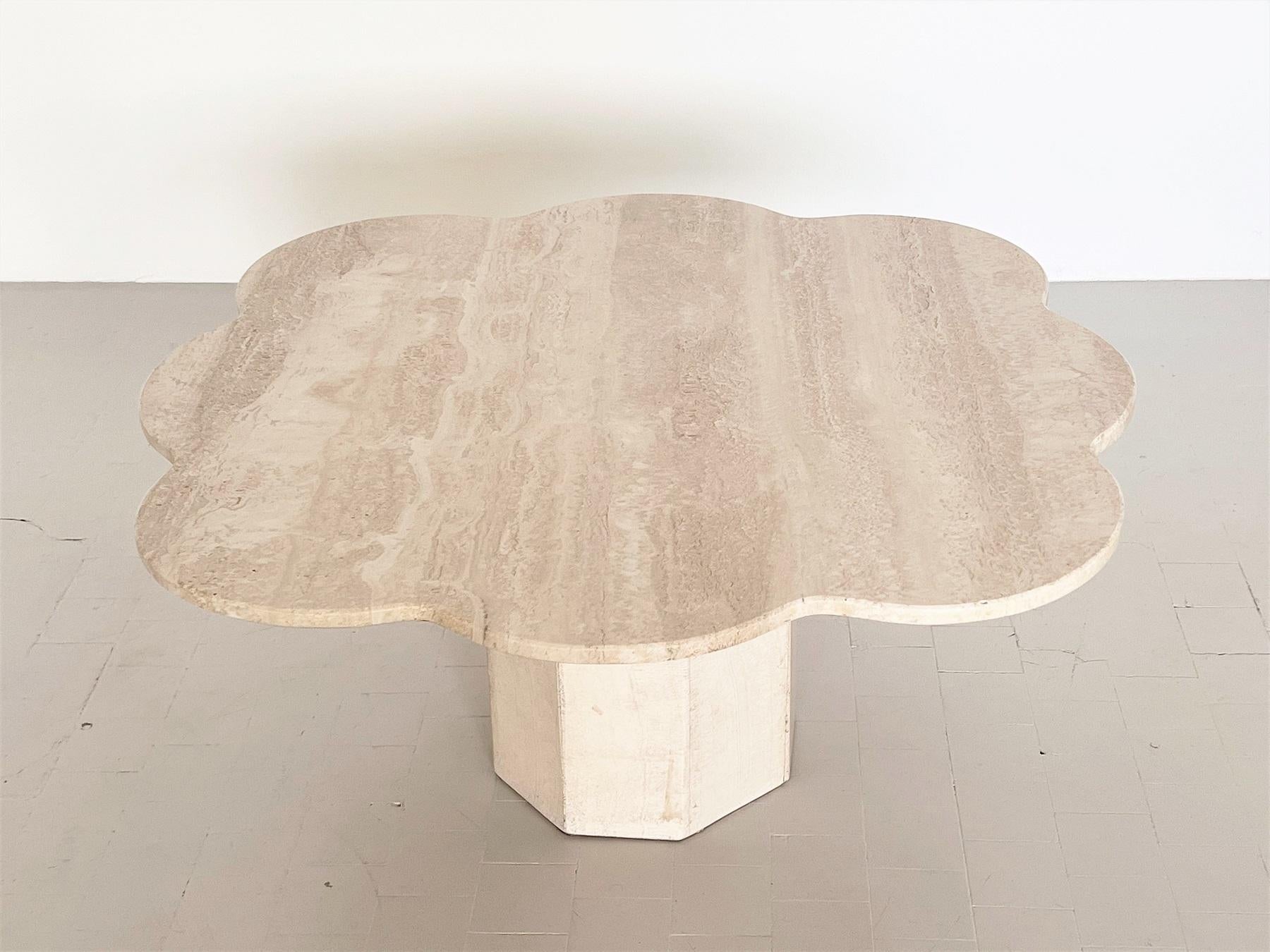 Italian Midcentury Coffee Table in Travertine Stone and Cloud Shape, 1970s In Good Condition In Morazzone, Varese