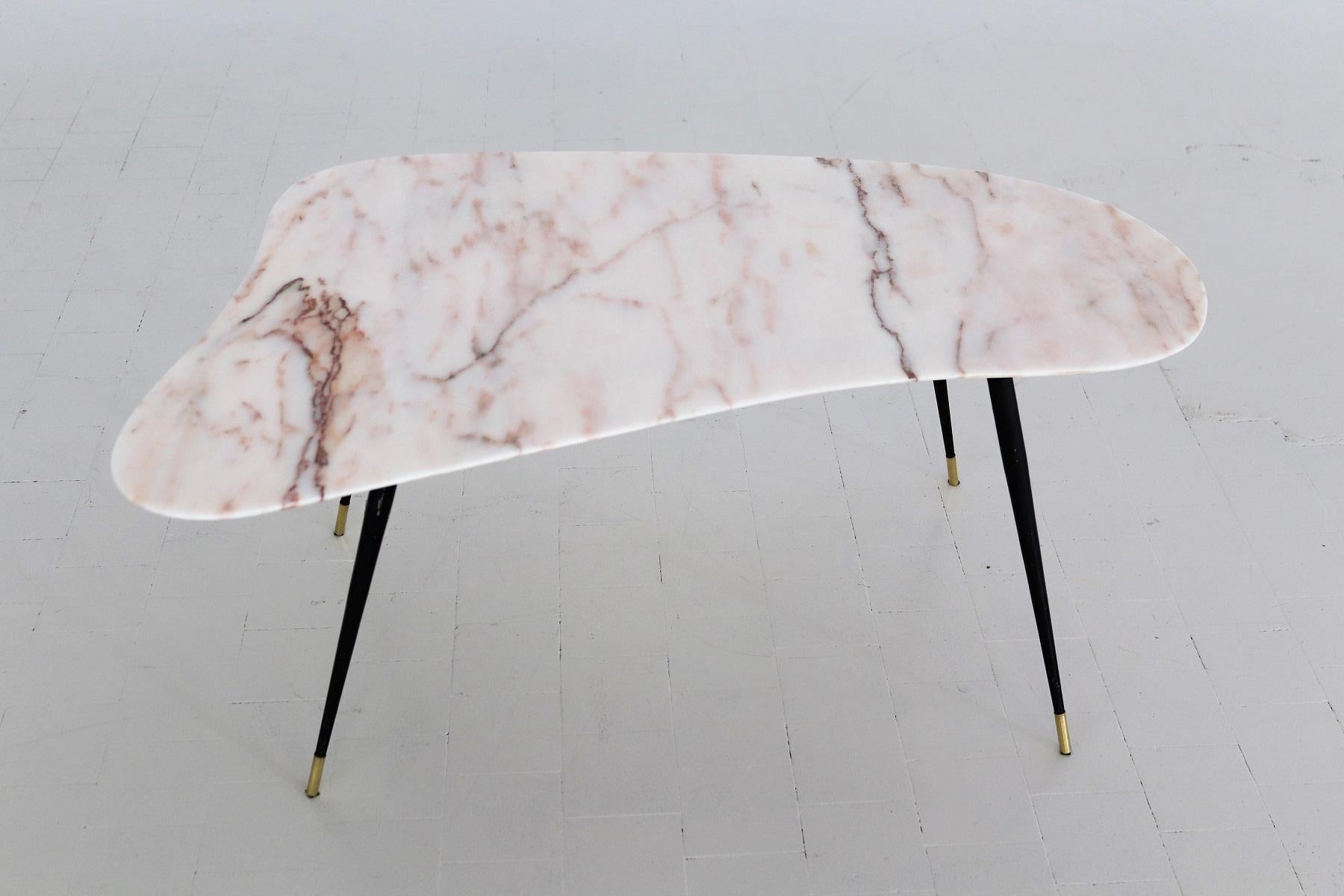 Italian Midcentury Coffee Table with Kidney Shape Marble Top and Brass Tips 1950 10