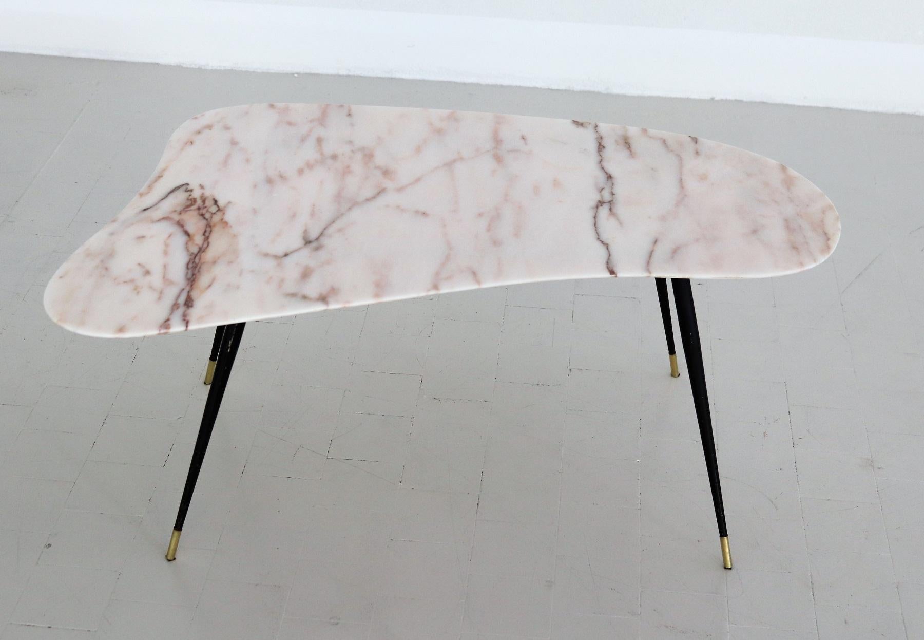 Italian Midcentury Coffee Table with Kidney Shape Marble Top and Brass Tips 1950 In Good Condition In Morazzone, Varese