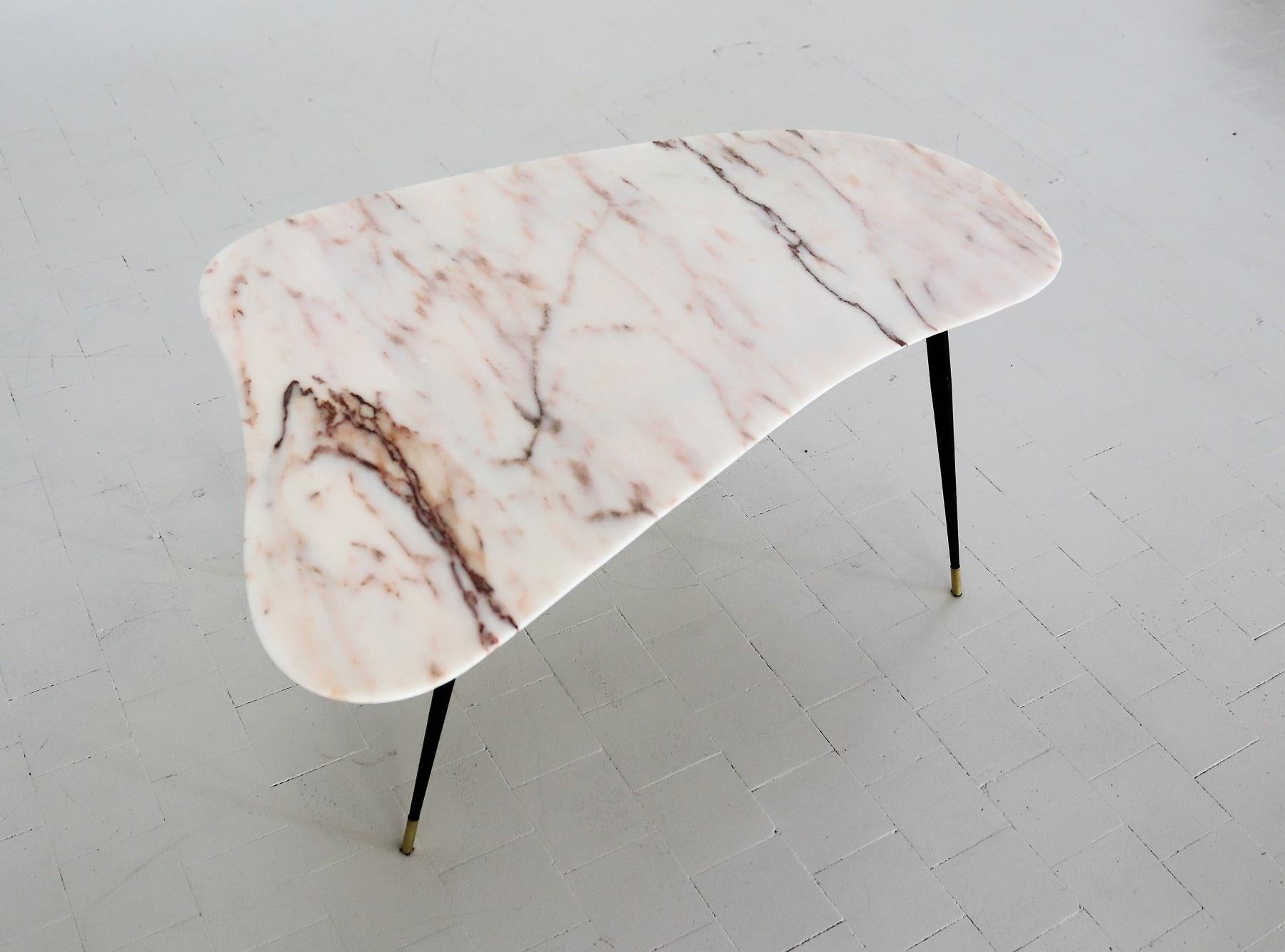 Mid-20th Century Italian Midcentury Coffee Table with Kidney Shape Marble Top and Brass Tips 1950
