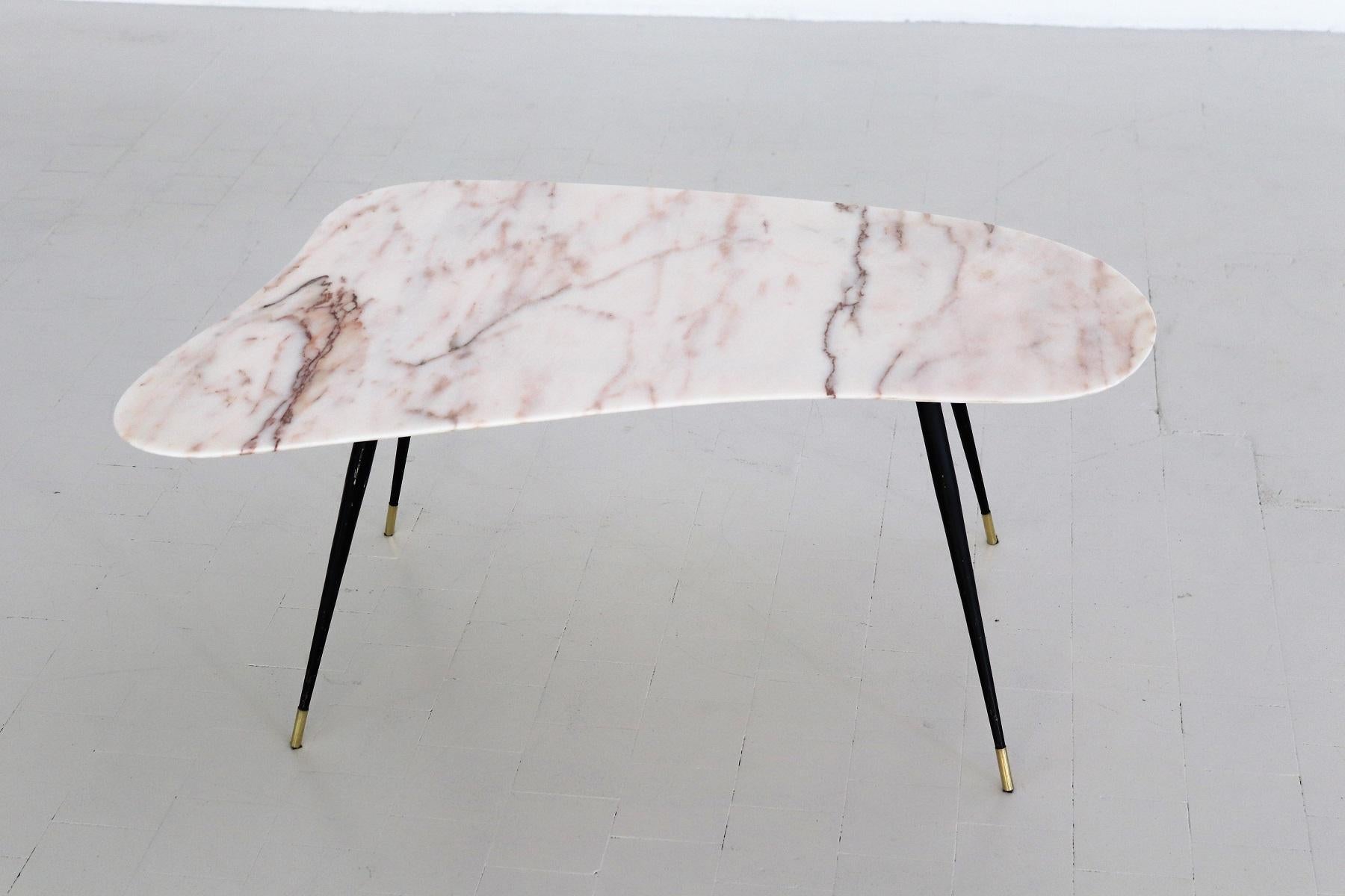 Italian Midcentury Coffee Table with Kidney Shape Marble Top and Brass Tips 1950 3