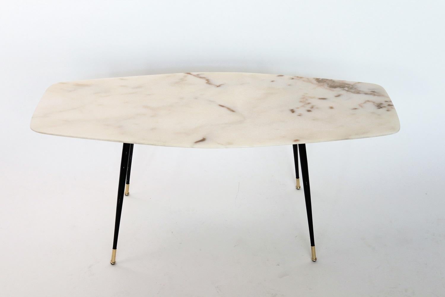Beautiful coffee table with gorgeous elegant pink/light grey marble top and Stiletto brass tips.
Made in Italy during the 1950s.
The marble is called 