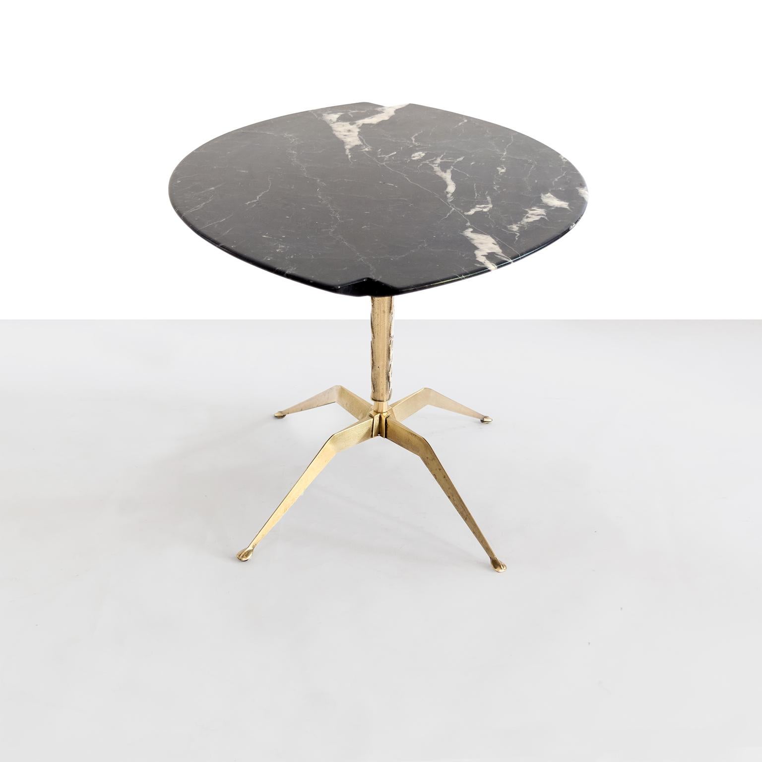 Italian Midcentury Coffee Table with Notched Oval Black Marble Top Brass Base In Good Condition In New York, NY
