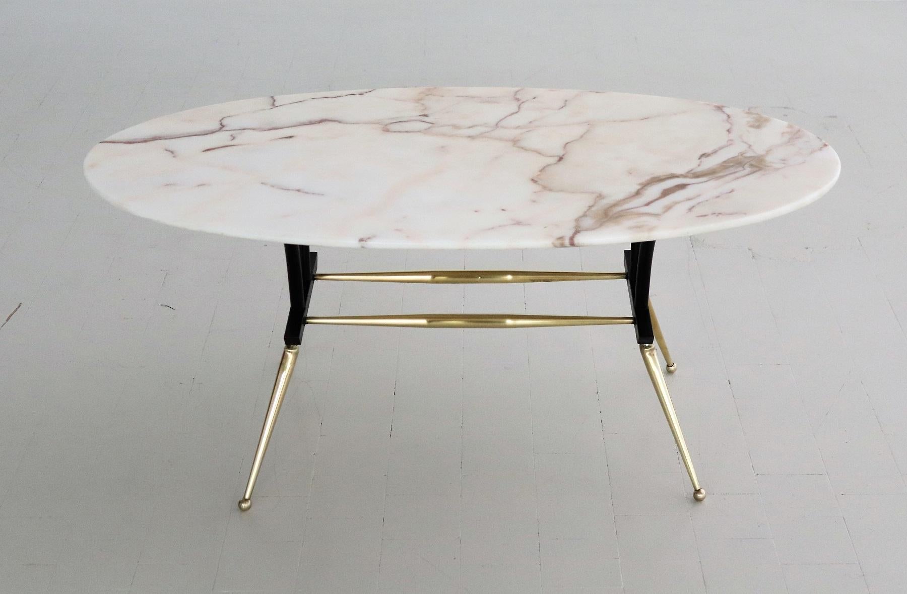 Magnificent oval coffee table with gorgeous elegant light pink and grey marble top and brass / metal legs.
Made in Italy during the 1950s.
The marble is called 