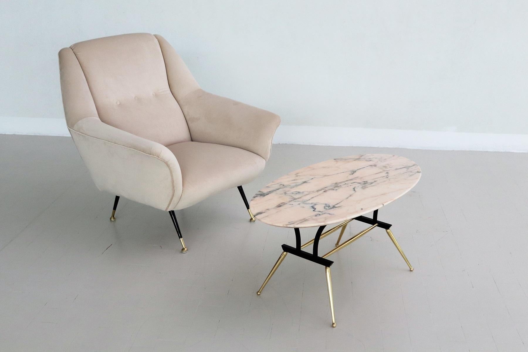 Magnificent oval coffee table with gorgeous elegant light pink and light grey marble top and brass / metal legs.
Made in Italy during the 1950s.
The marble is called 
