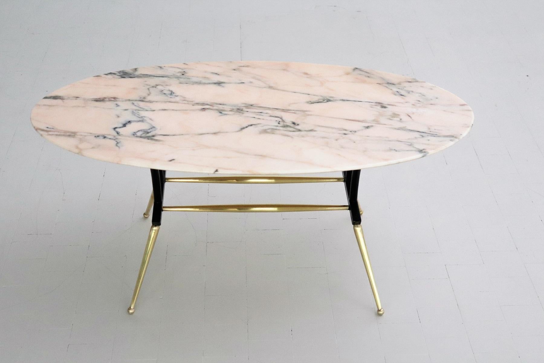 Italian Midcentury Coffee Table with Pink and Grey Marble and Brass Feet, 1950s In Good Condition In Morazzone, Varese