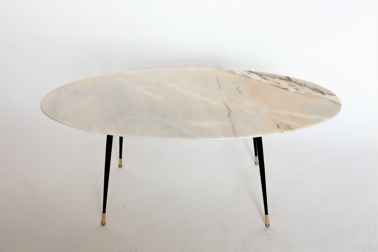 Magnificent coffee table with gorgeous elegant pink marble top and metallic legs with brass tips.
Made in Italy during the 1950s.
The marble is called 