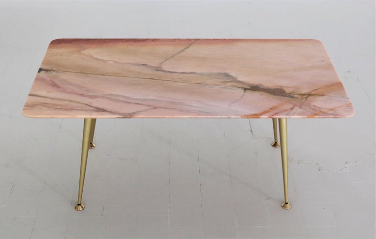 Italian Midcentury Coffee Table with Pink Marble Top and Brass Tips, 1950s For Sale 10
