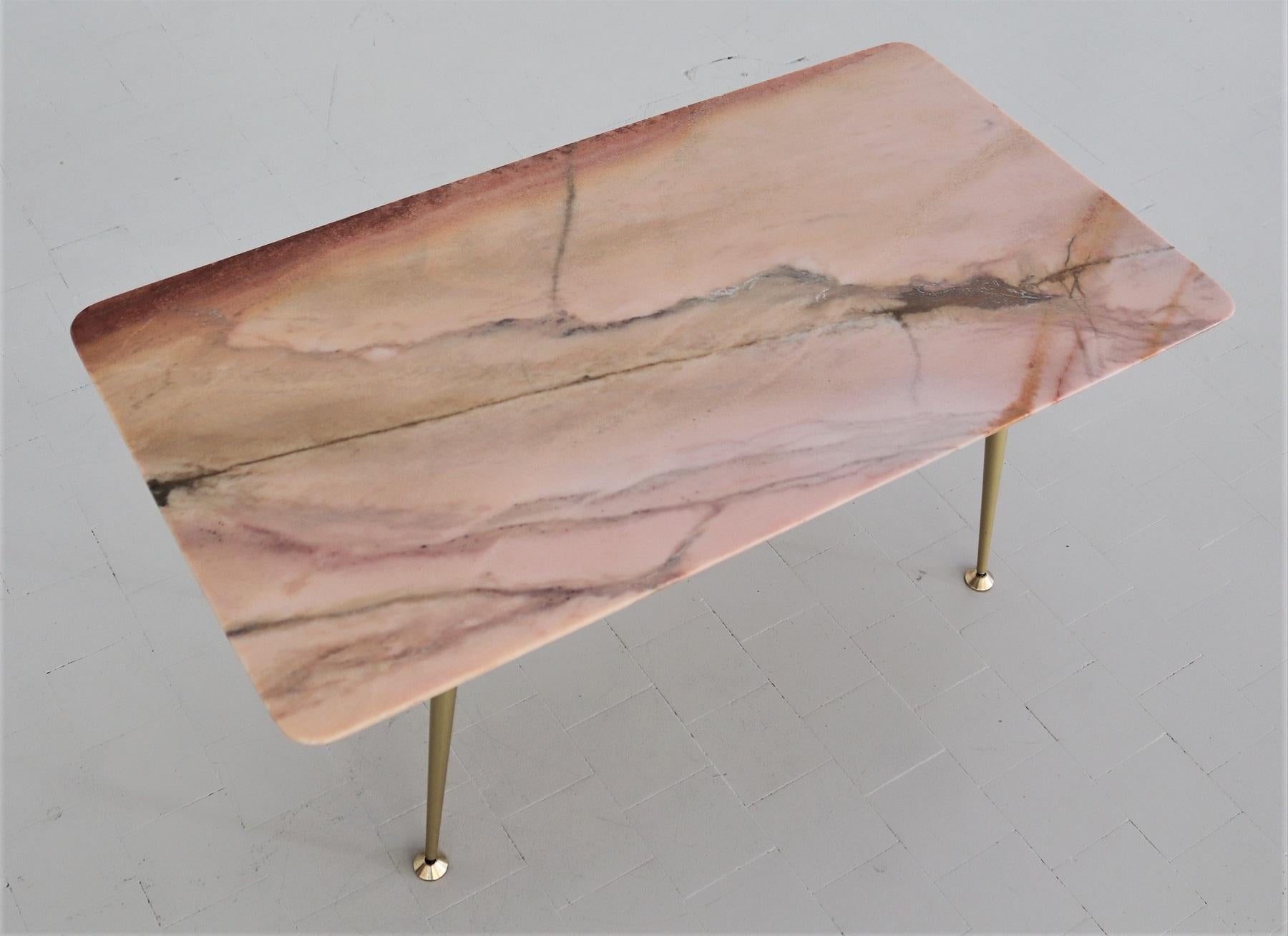 Italian Midcentury Coffee Table with Pink Marble Top and Brass Tips, 1950s For Sale 11