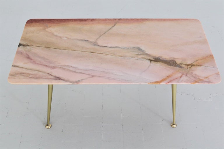 Italian Midcentury Coffee Table with Pink Marble Top and Brass Tips, 1950s For Sale 14