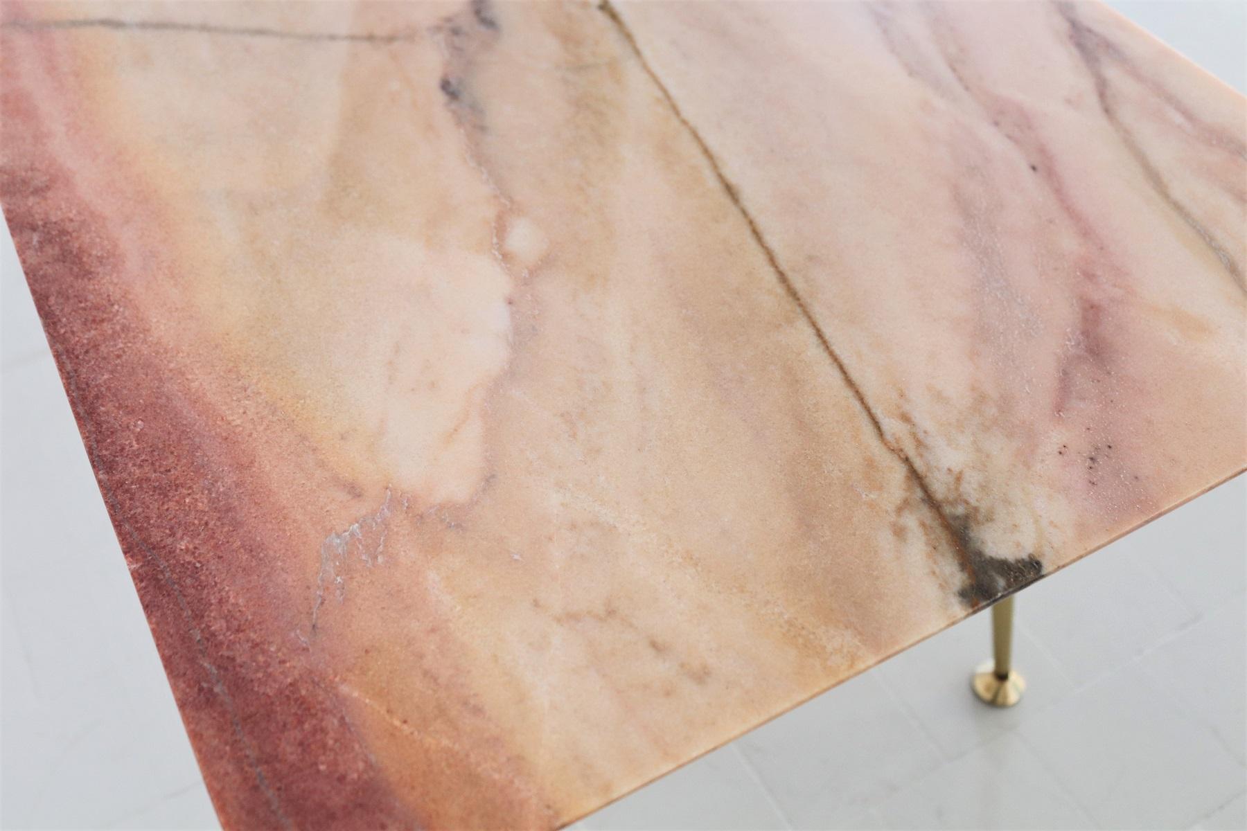 Italian Midcentury Coffee Table with Pink Marble Top and Brass Tips, 1950s For Sale 1
