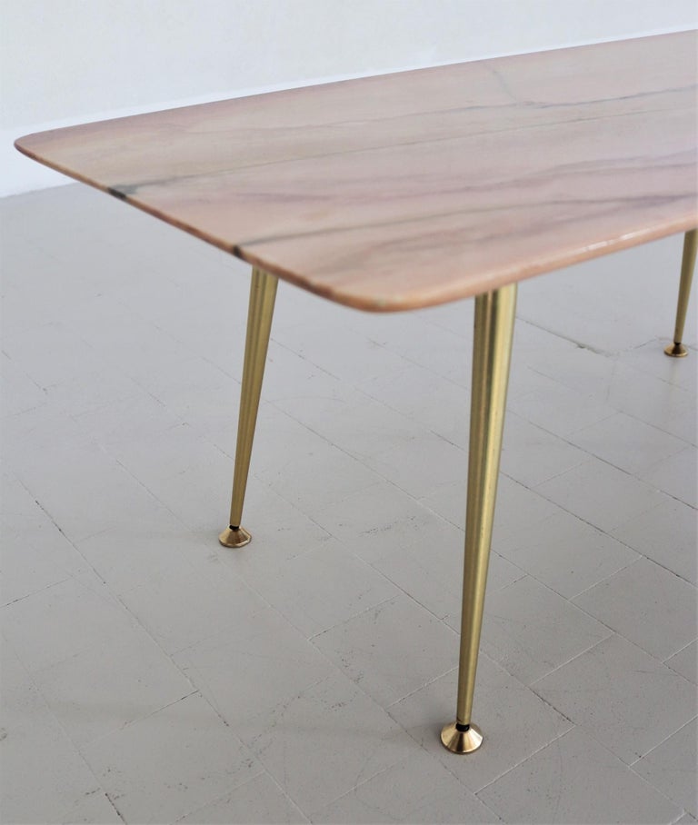 Italian Midcentury Coffee Table with Pink Marble Top and Brass Tips, 1950s For Sale 2