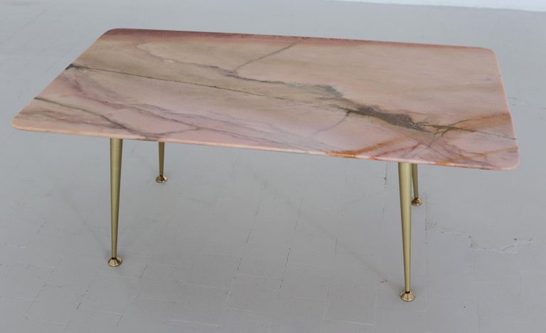 Italian Midcentury Coffee Table with Pink Marble Top and Brass Tips, 1950s For Sale 3