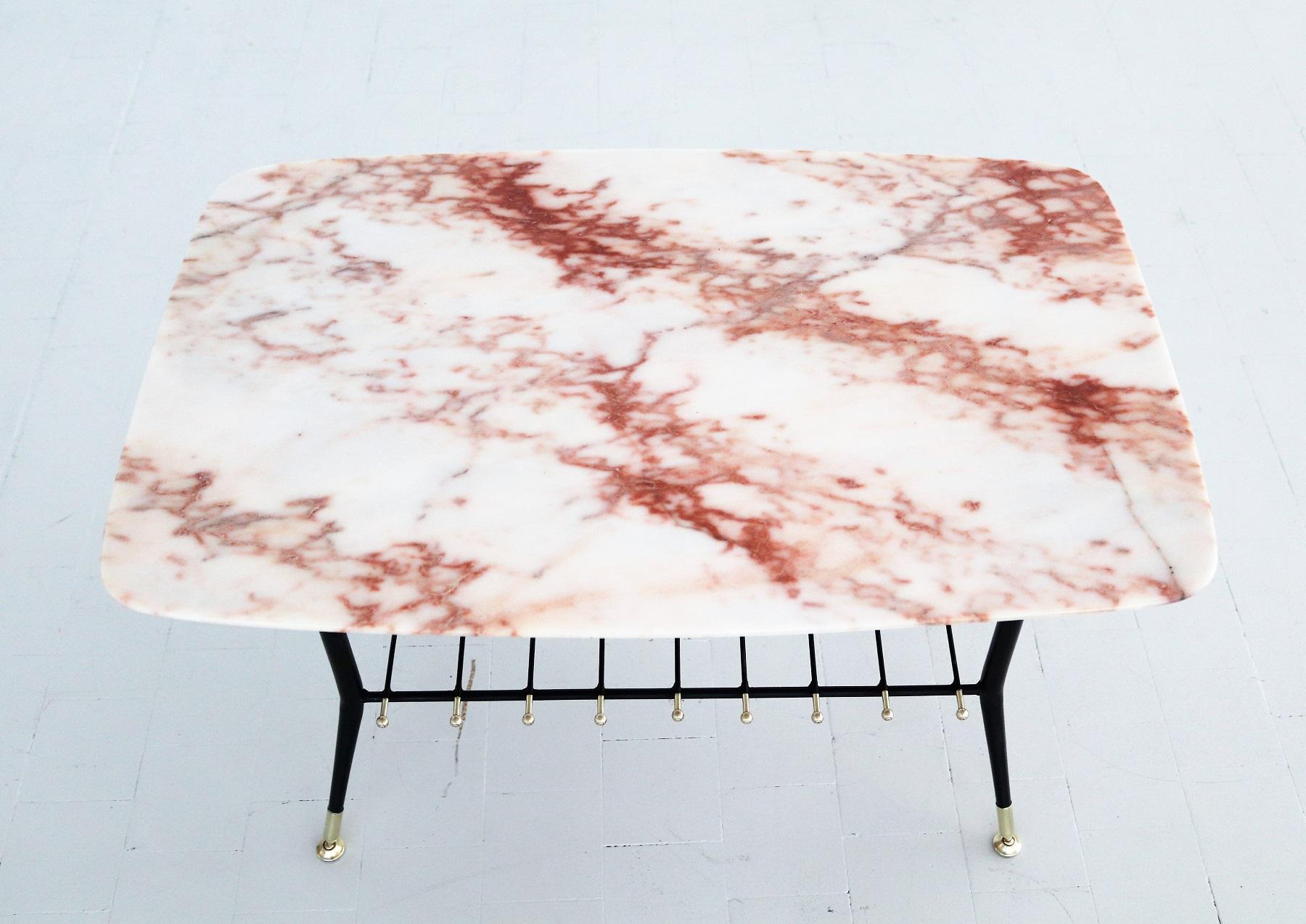 Italian Midcentury Coffee Table with Pink Marble Top and Magazines Tray, 1970s In Good Condition In Morazzone, Varese