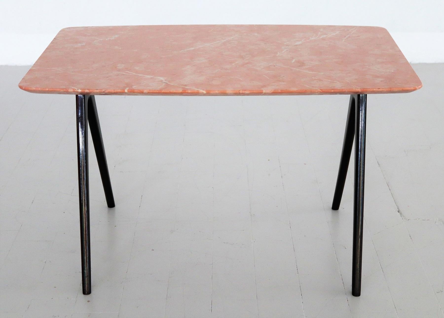 Italian Midcentury Coffee Table with Pink Marble Top and Wooden Legs, 1950s In Good Condition In Morazzone, Varese