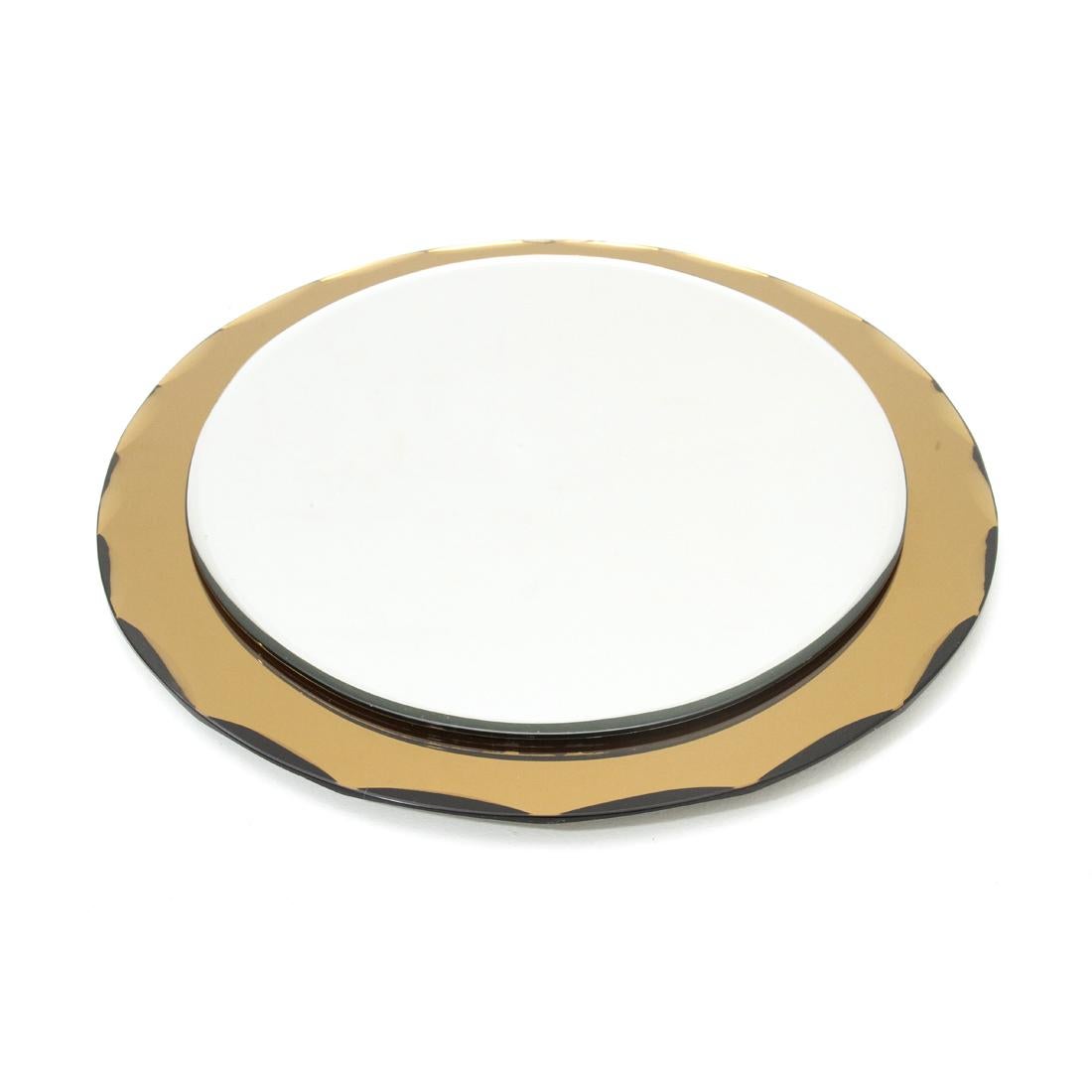 Italian manufacturing mirror produced in the 1970s.
Mirror frame in peach-colored mirrored glass with bevelled edges in wedges.
Circular mirror with bevelled edge.
Good general conditions, some signs and lack of film due to normal use over