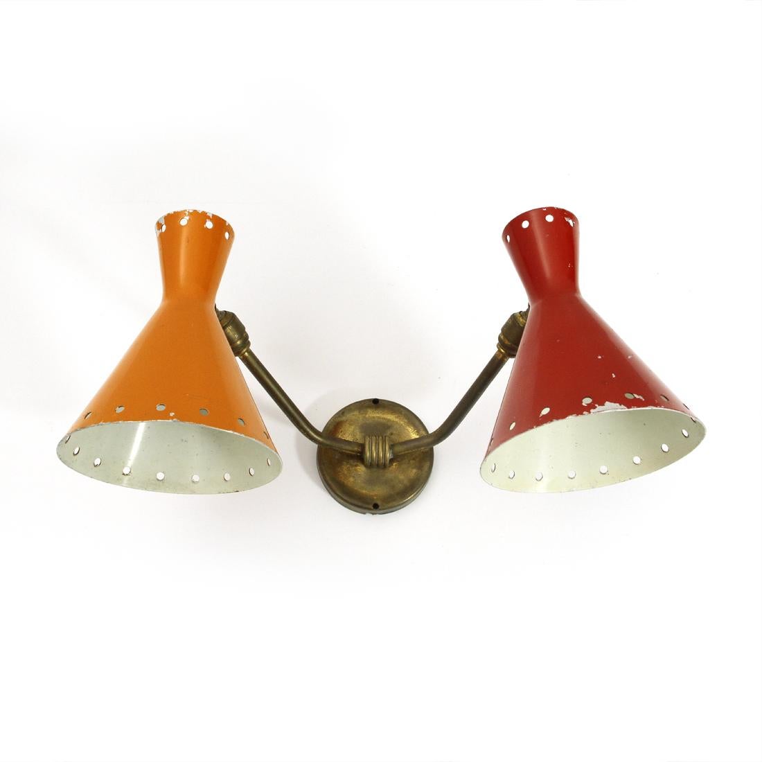 Wall lamp of Italian manufacture produced in the 1950s.
Wall plate and brass arms.
Diffusers in perforated aluminium and colored in orange and red and white inside.
Discrete general conditions, some lack of paint.

Dimensions: Height 14 cm,