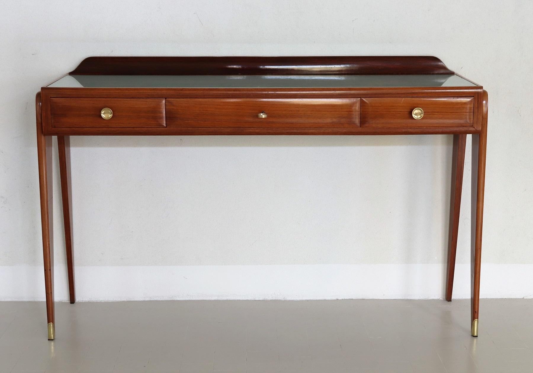 Beautiful console table made by La Permanente Mobili di Cantù, Italy, during the 1950s.
The console table is made of Mahogany wood, inside the drawers made of beech wood. The wood is in overall very good to excellent condition.
Three drawers.