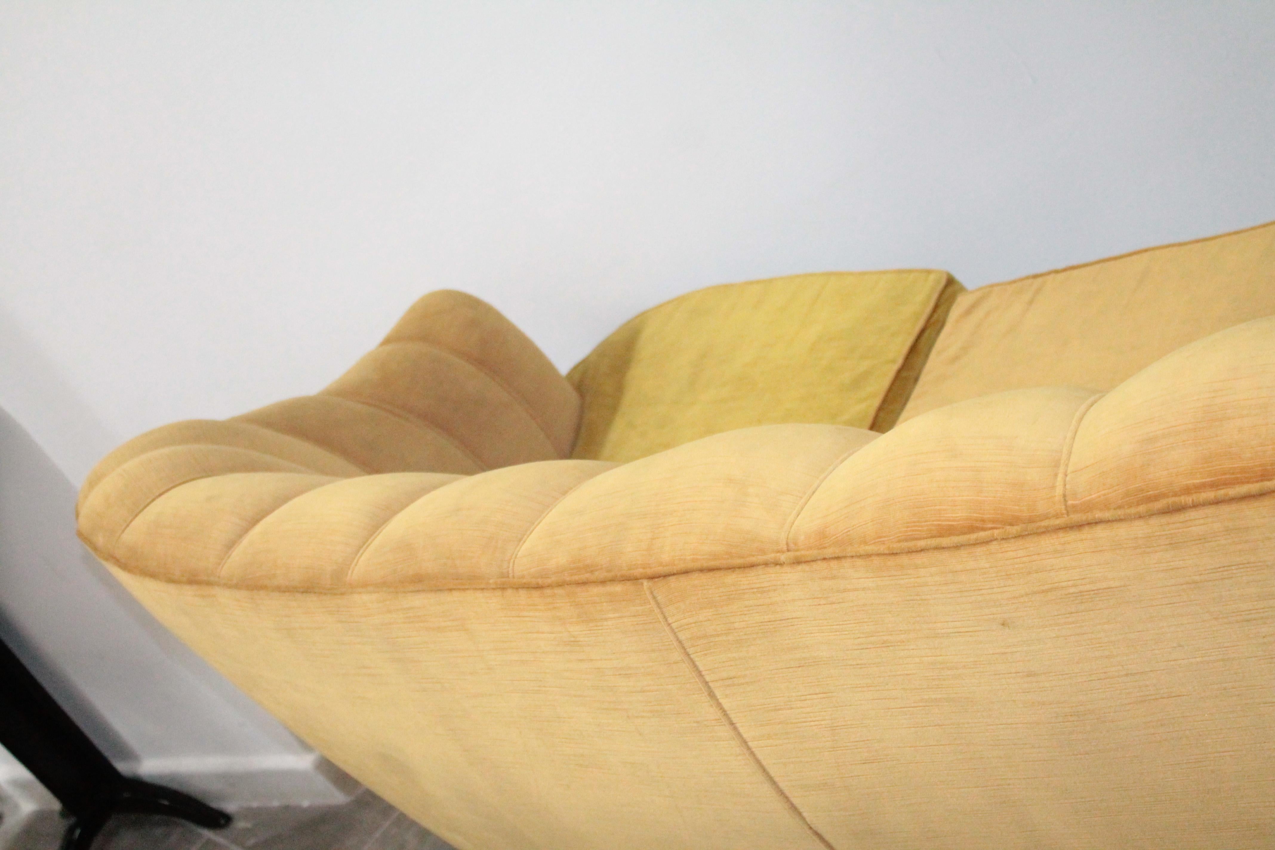 Italian Midcentury Curved Sofa Casa e Giardino Design Gio Ponti  For Sale 4