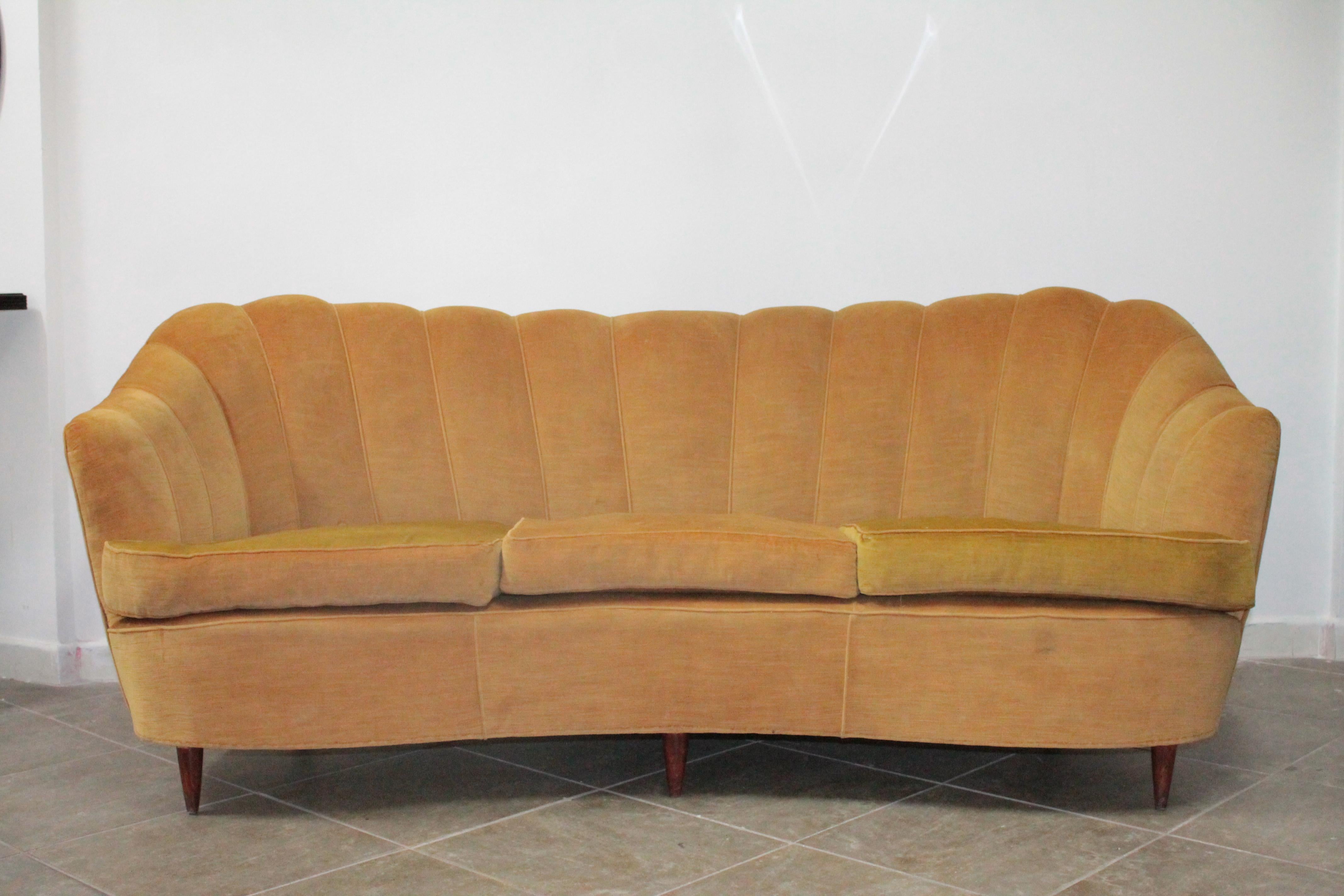 Wonderful Italian curved sofa attributed to Casa e Giardino design Gio Ponti.
Good good original condition, wood legs and original velvet.
