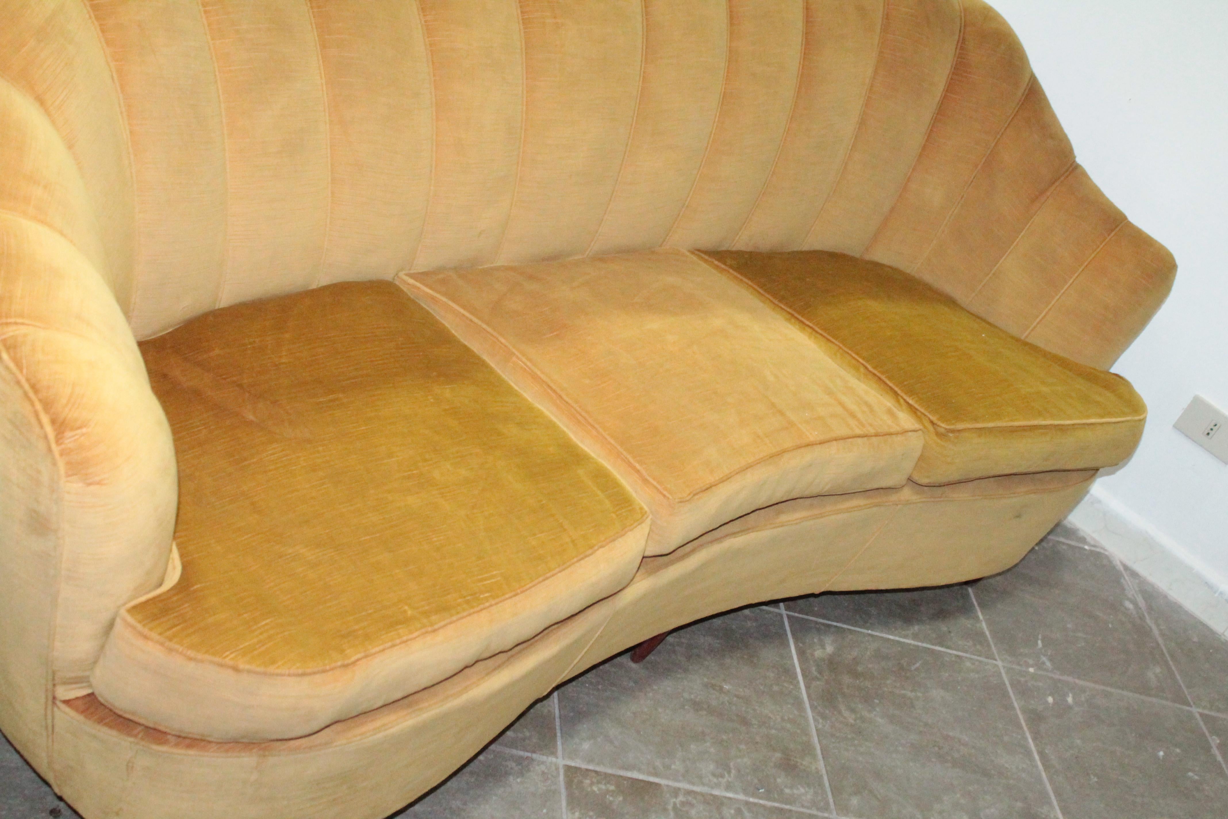Italian Midcentury Curved Sofa Casa e Giardino Design Gio Ponti  For Sale 1