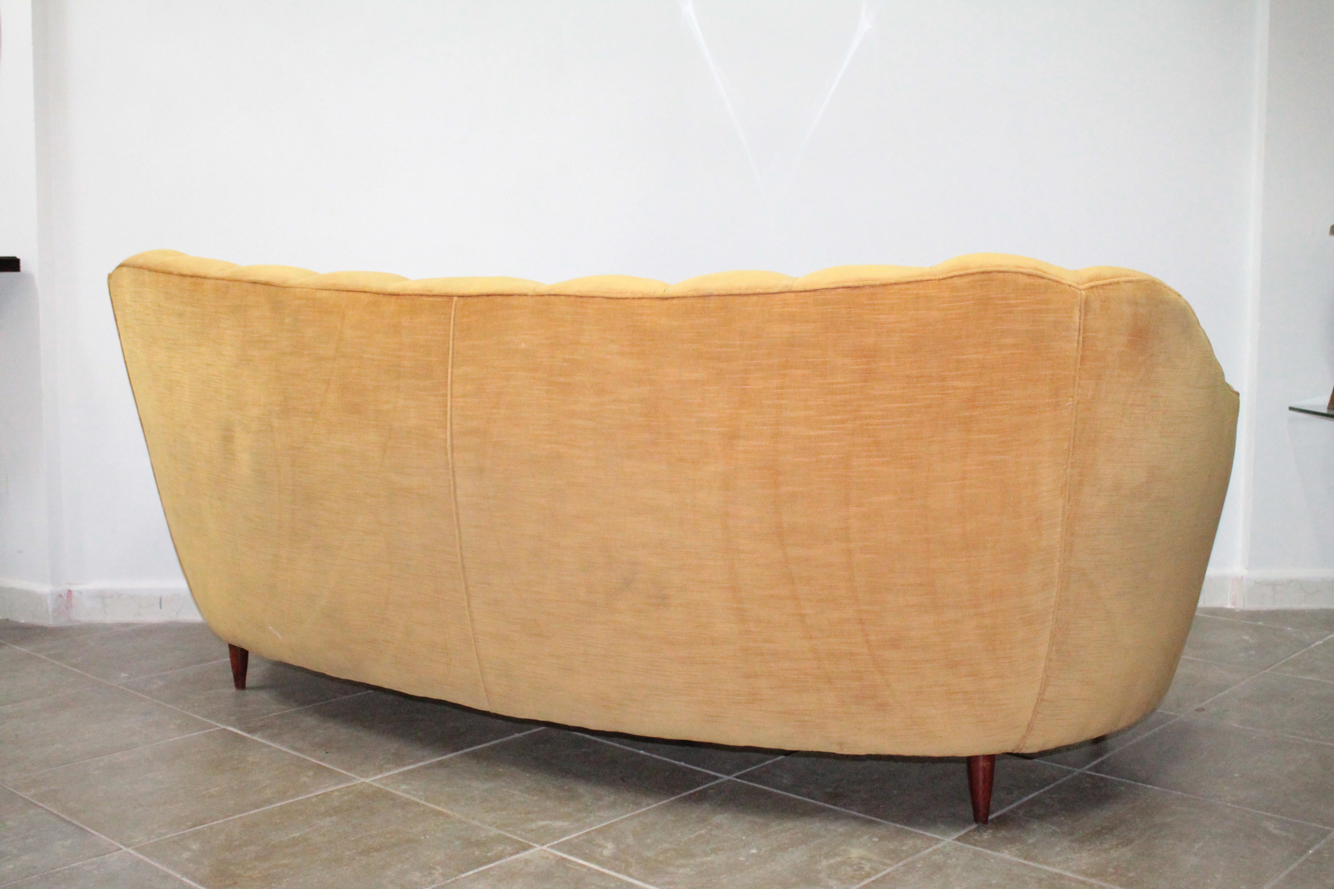 Italian Midcentury Curved Sofa Casa e Giardino Design Gio Ponti  For Sale 3